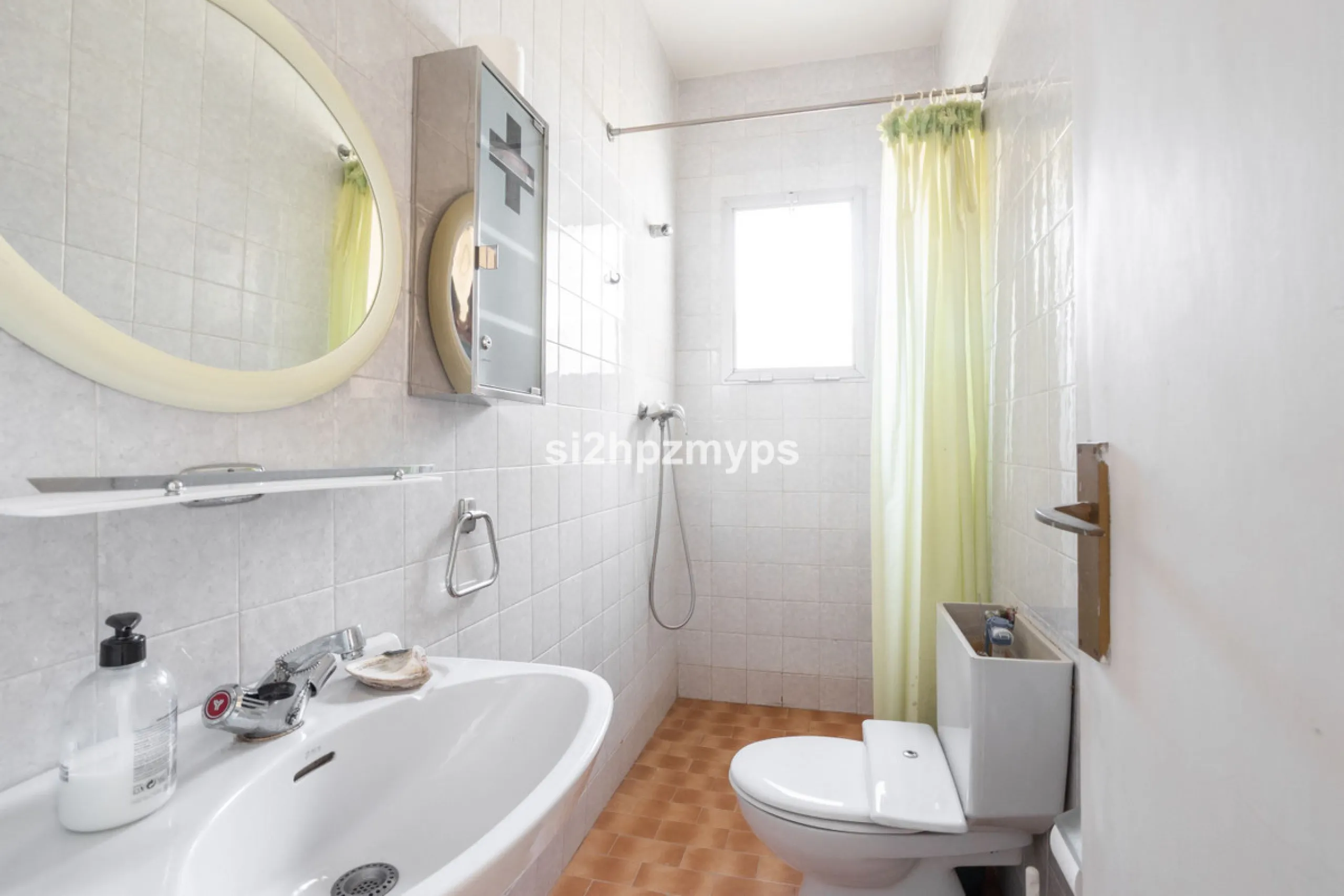 Large villa with private pool in a sunny location overlooking Nerja! Welcome to this large villa of 300 sqm which houses, in addition to the main house, a separate studio and a guest apartment. The main house consists of four bedrooms, three bathrooms and