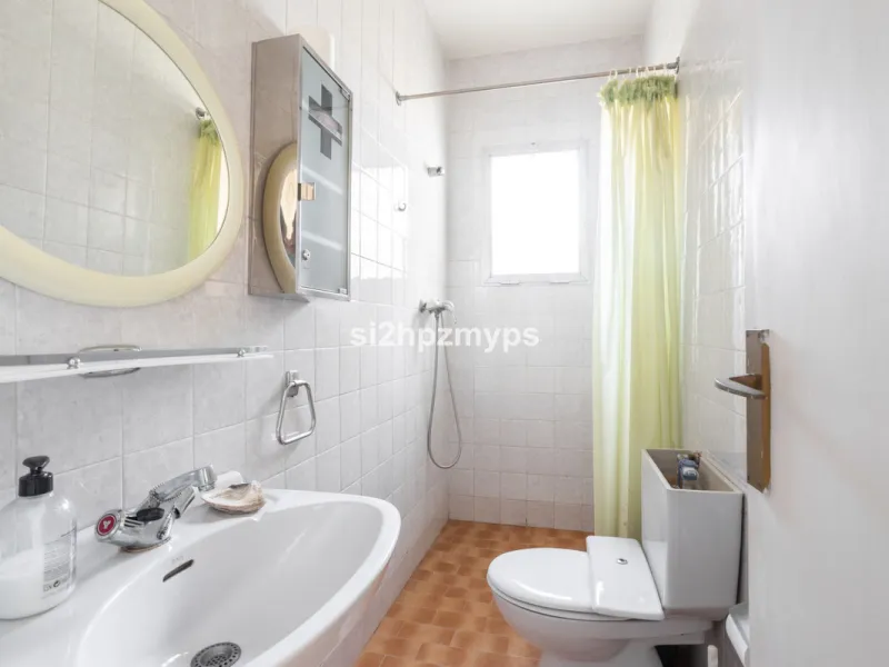 Large villa with private pool in a sunny location overlooking Nerja! Welcome to this large villa of 300 sqm which houses, in addition to the main house, a separate studio and a guest apartment. The main house consists of four bedrooms, three bathrooms and