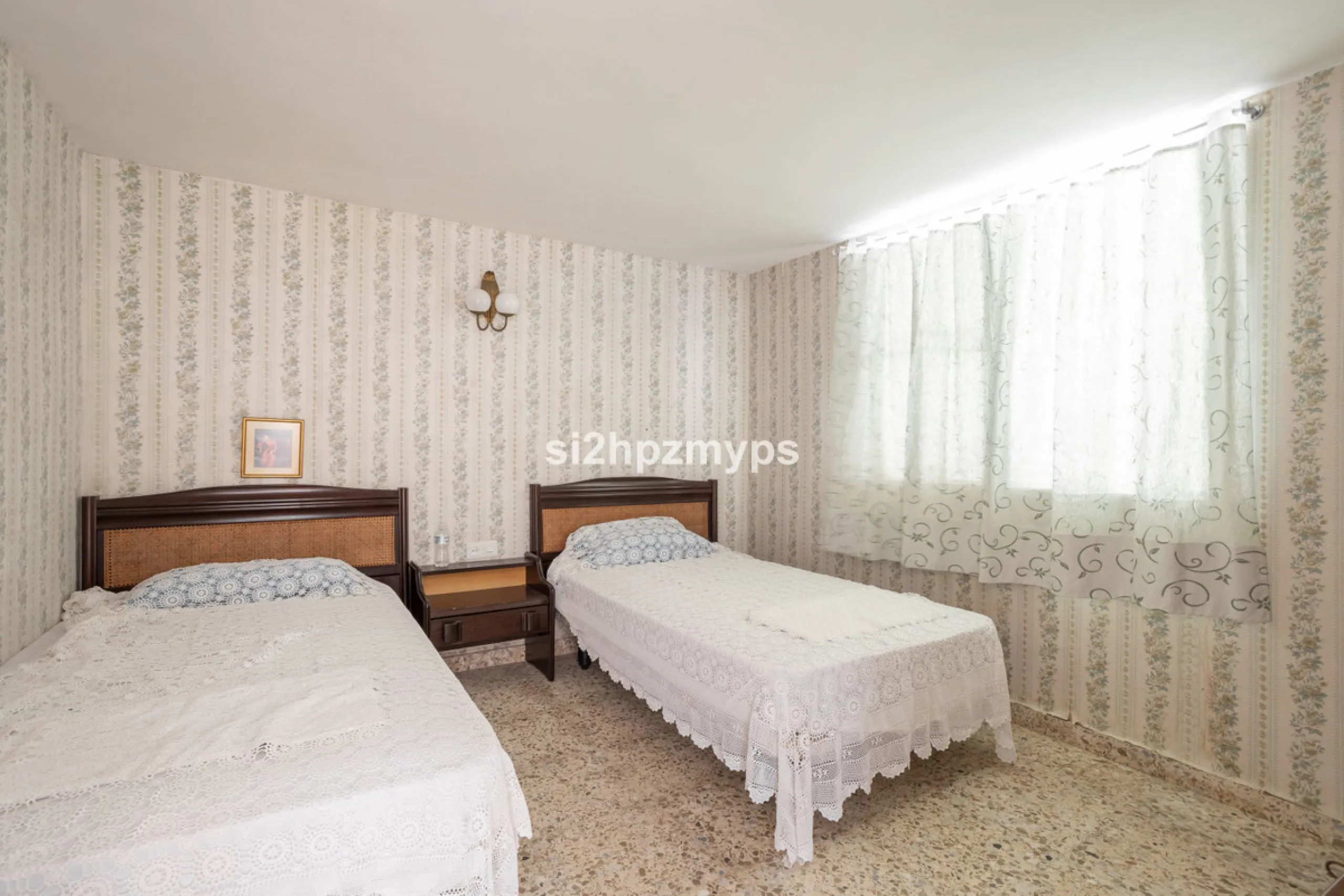 Large villa with private pool in a sunny location overlooking Nerja! Welcome to this large villa of 300 sqm which houses, in addition to the main house, a separate studio and a guest apartment. The main house consists of four bedrooms, three bathrooms and