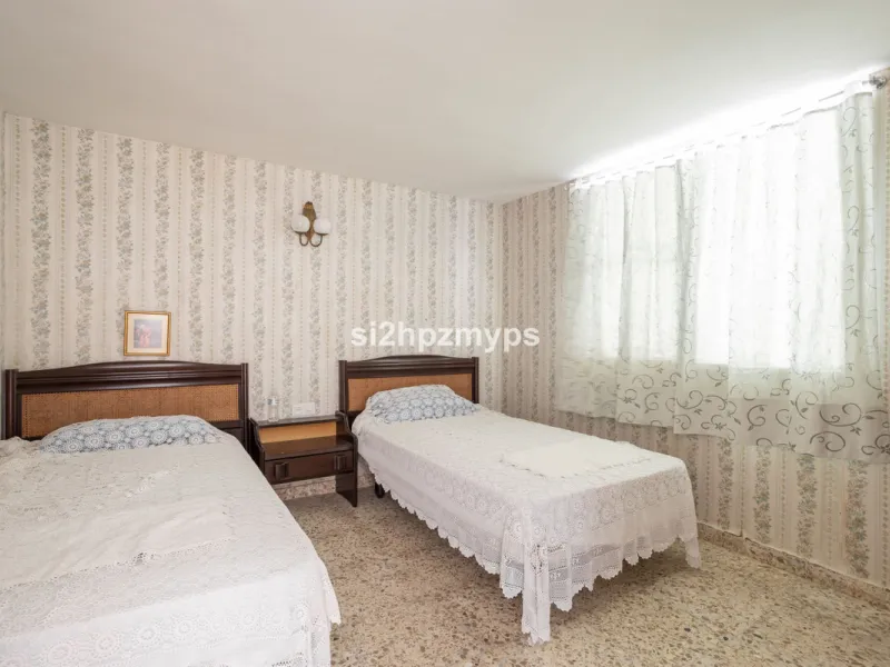 Large villa with private pool in a sunny location overlooking Nerja! Welcome to this large villa of 300 sqm which houses, in addition to the main house, a separate studio and a guest apartment. The main house consists of four bedrooms, three bathrooms and