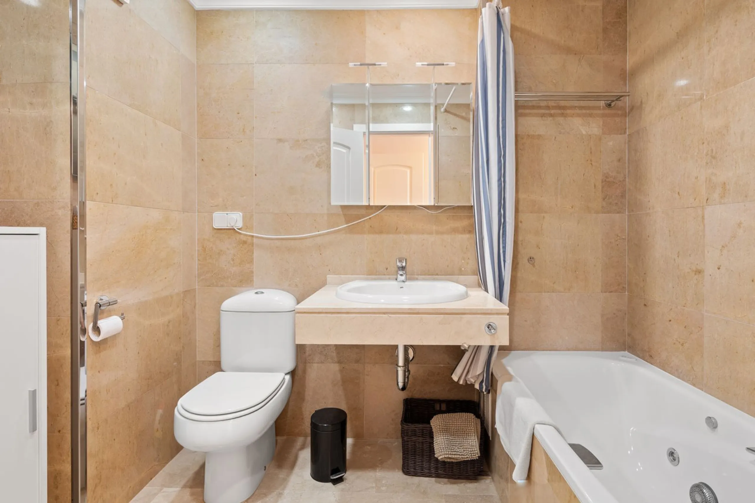 Apartment - Middle Floor Apartment в продаже в Manilva, Málaga. В доме 2 спален и 2 ванных комнат. Площадь дома 100 м²