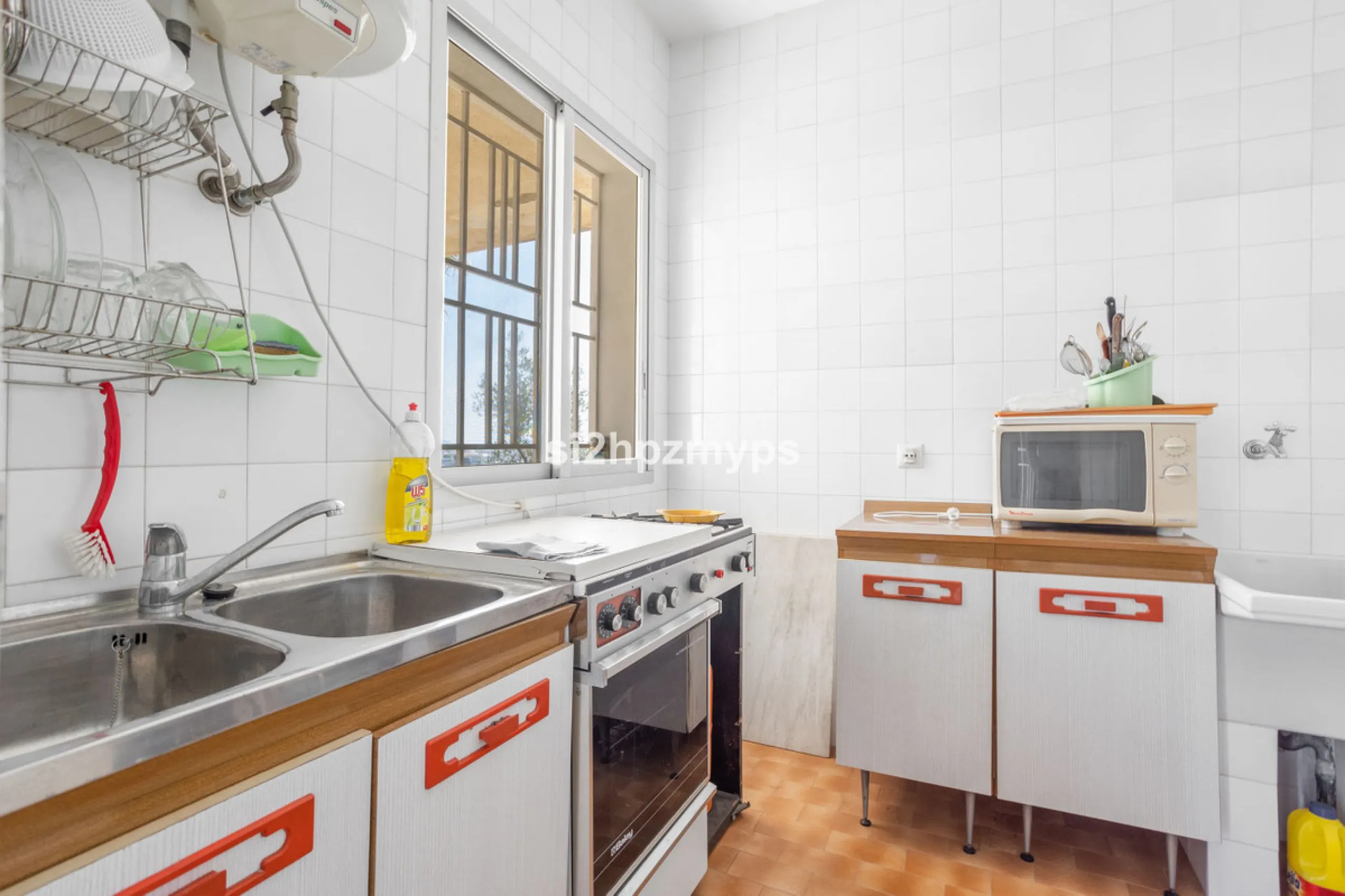 Large villa with private pool in a sunny location overlooking Nerja! Welcome to this large villa of 300 sqm which houses, in addition to the main house, a separate studio and a guest apartment. The main house consists of four bedrooms, three bathrooms and