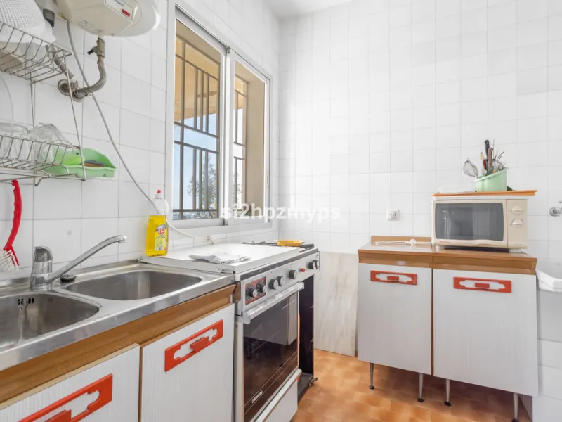 Large villa with private pool in a sunny location overlooking Nerja! Welcome to this large villa of 300 sqm which houses, in addition to the main house, a separate studio and a guest apartment. The main house consists of four bedrooms, three bathrooms and