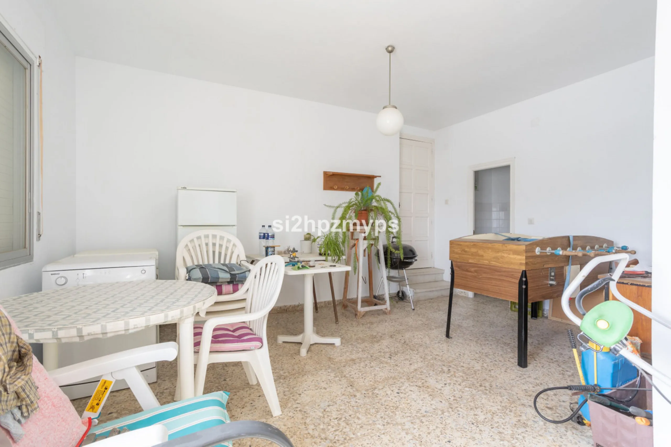 Large villa with private pool in a sunny location overlooking Nerja! Welcome to this large villa of 300 sqm which houses, in addition to the main house, a separate studio and a guest apartment. The main house consists of four bedrooms, three bathrooms and