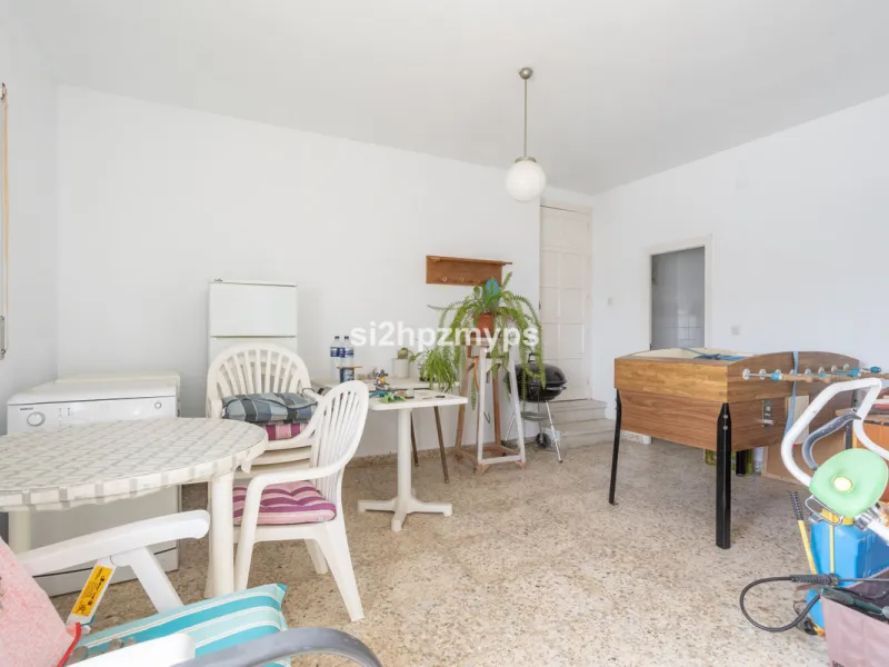 Large villa with private pool in a sunny location overlooking Nerja! Welcome to this large villa of 300 sqm which houses, in addition to the main house, a separate studio and a guest apartment. The main house consists of four bedrooms, three bathrooms and