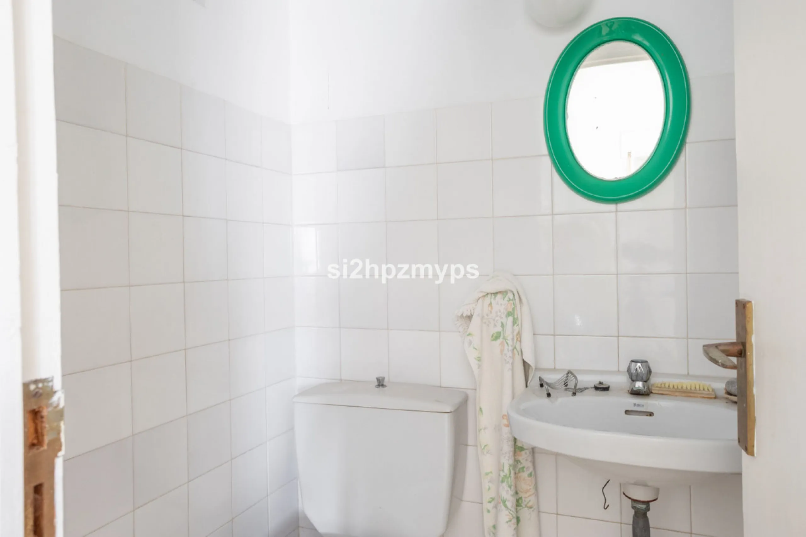 Large villa with private pool in a sunny location overlooking Nerja! Welcome to this large villa of 300 sqm which houses, in addition to the main house, a separate studio and a guest apartment. The main house consists of four bedrooms, three bathrooms and