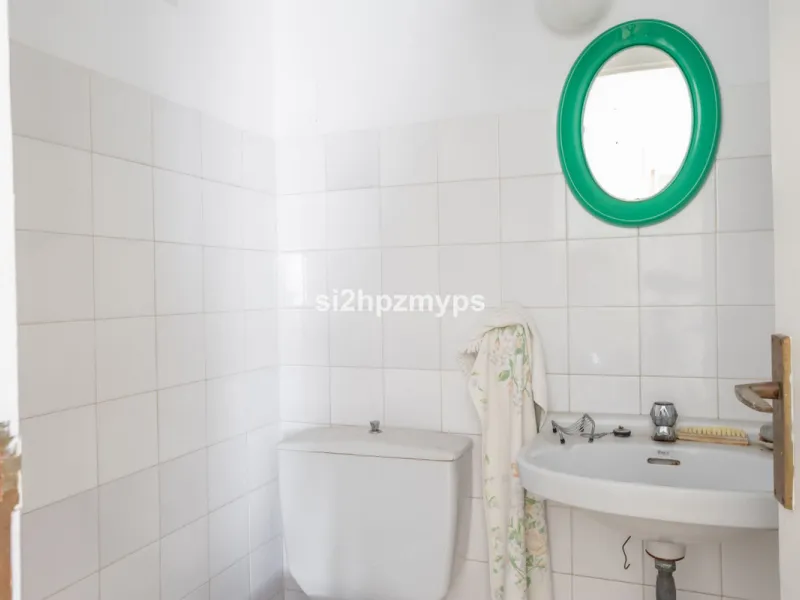 Large villa with private pool in a sunny location overlooking Nerja! Welcome to this large villa of 300 sqm which houses, in addition to the main house, a separate studio and a guest apartment. The main house consists of four bedrooms, three bathrooms and