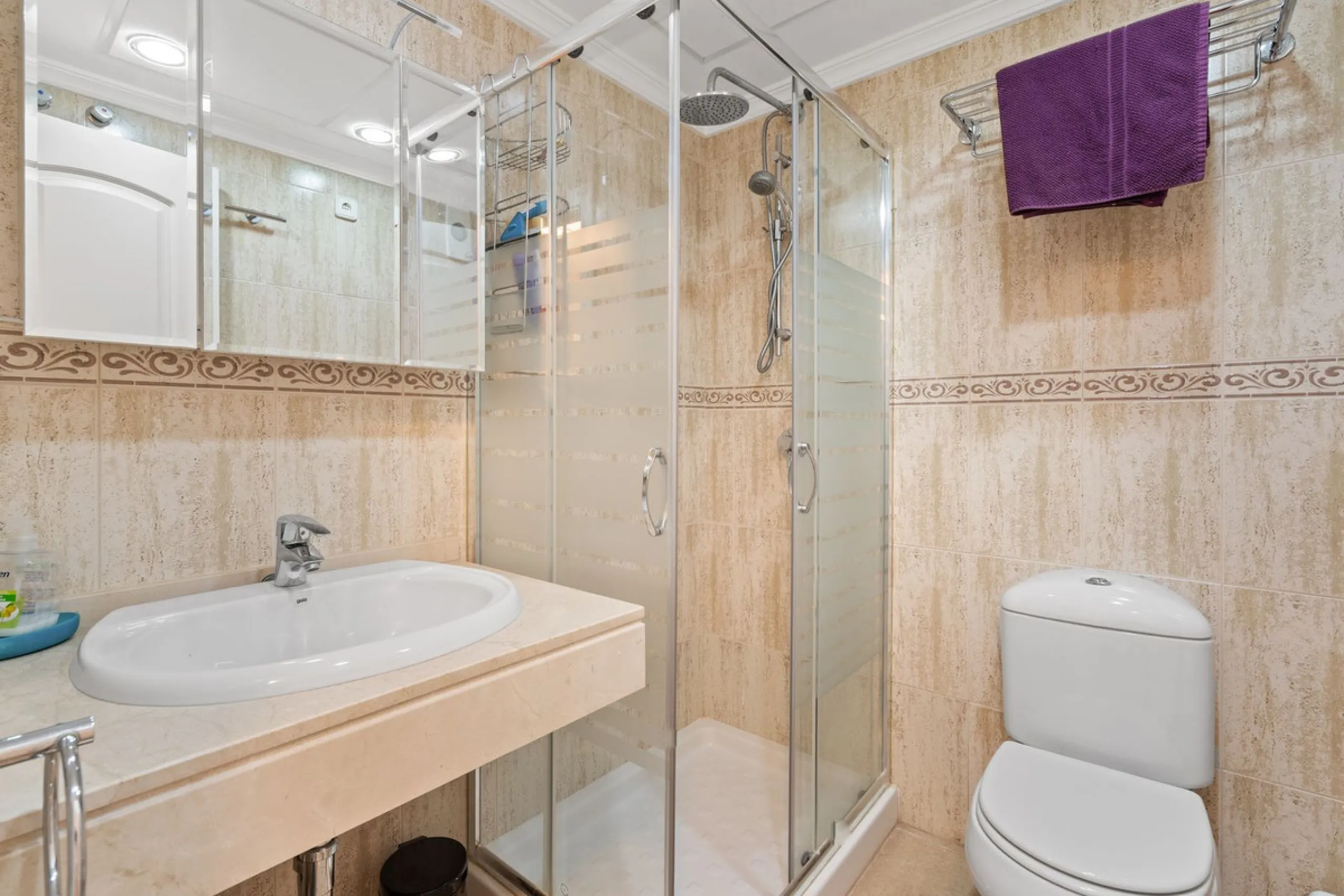 Apartment - Middle Floor Apartment в продаже в Manilva, Málaga. В доме 2 спален и 2 ванных комнат. Площадь дома 100 м²