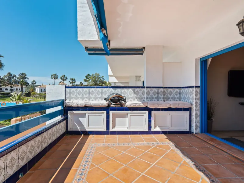 Apartment - Middle Floor Apartment в продаже в Manilva, Málaga. В доме 2 спален и 2 ванных комнат. Площадь дома 100 м²