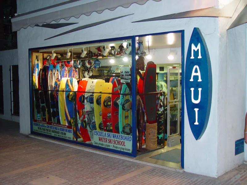Commercial property for sale in one of the most central and busiest streets of Puerto Banús, just 20 meters from one of the main pedestrian entrances to the iconic port.