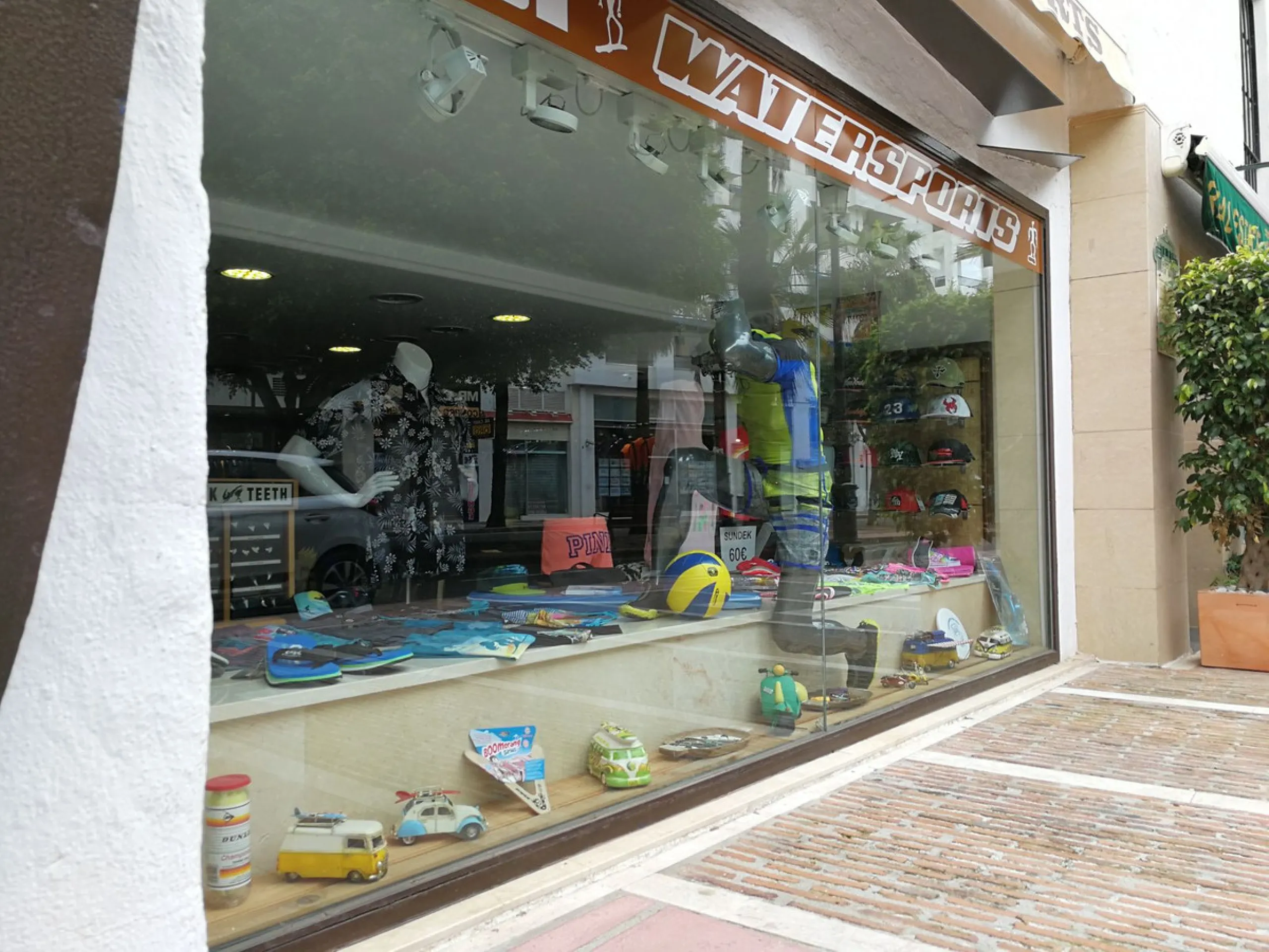 Commercial property for sale in one of the most central and busiest streets of Puerto Banús, just 20 meters from one of the main pedestrian entrances to the iconic port.