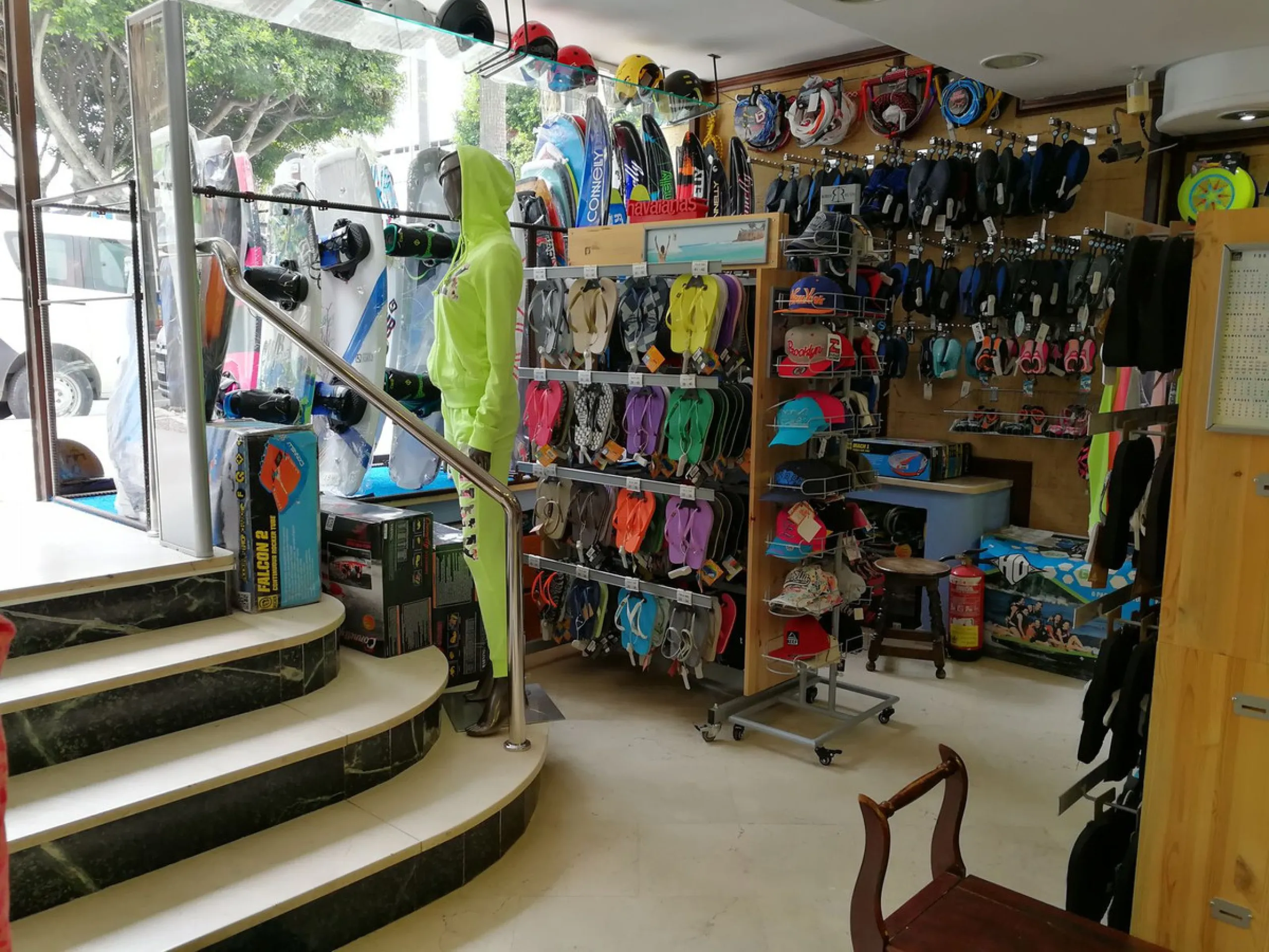 Commercial property for sale in one of the most central and busiest streets of Puerto Banús, just 20 meters from one of the main pedestrian entrances to the iconic port.