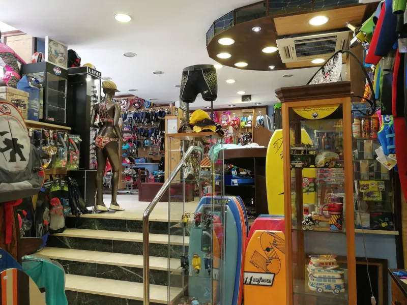 Commercial property for sale in one of the most central and busiest streets of Puerto Banús, just 20 meters from one of the main pedestrian entrances to the iconic port.