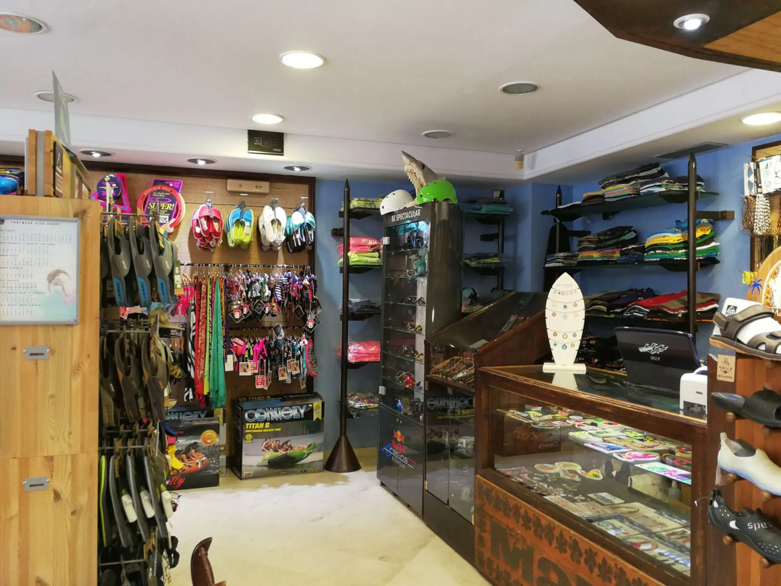 Commercial property for sale in one of the most central and busiest streets of Puerto Banús, just 20 meters from one of the main pedestrian entrances to the iconic port.