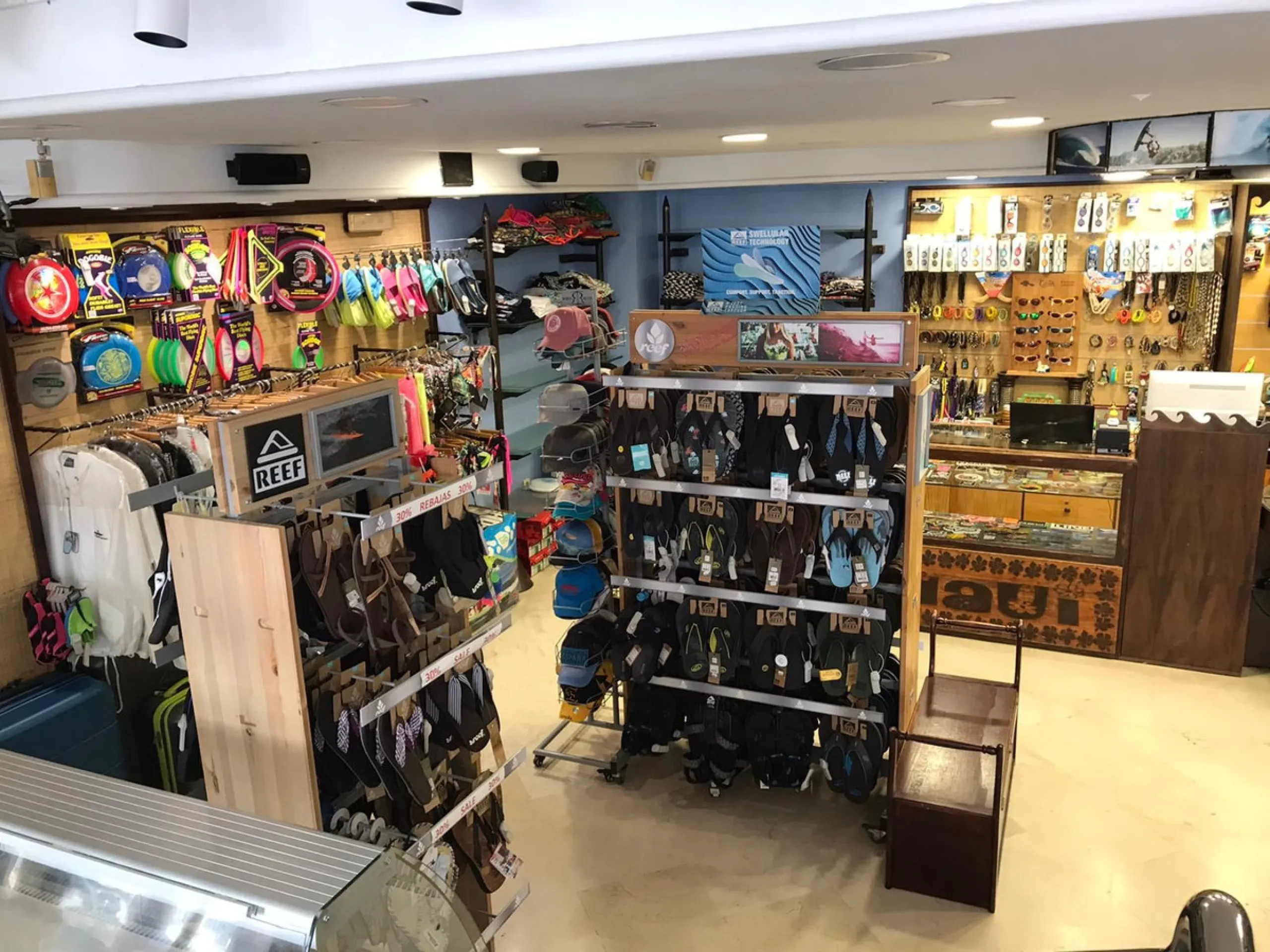 Commercial property for sale in one of the most central and busiest streets of Puerto Banús, just 20 meters from one of the main pedestrian entrances to the iconic port.