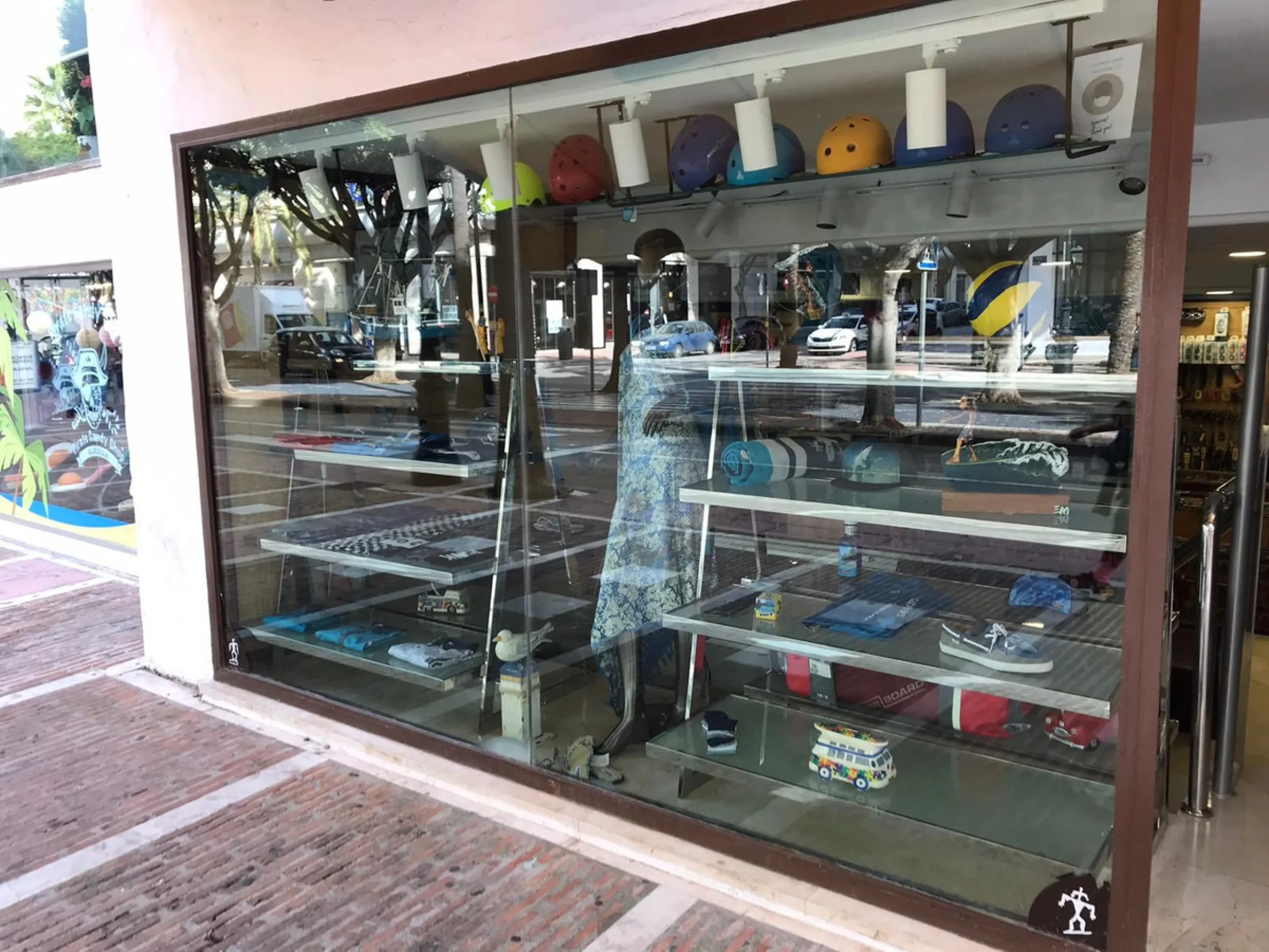 Commercial property for sale in one of the most central and busiest streets of Puerto Banús, just 20 meters from one of the main pedestrian entrances to the iconic port.