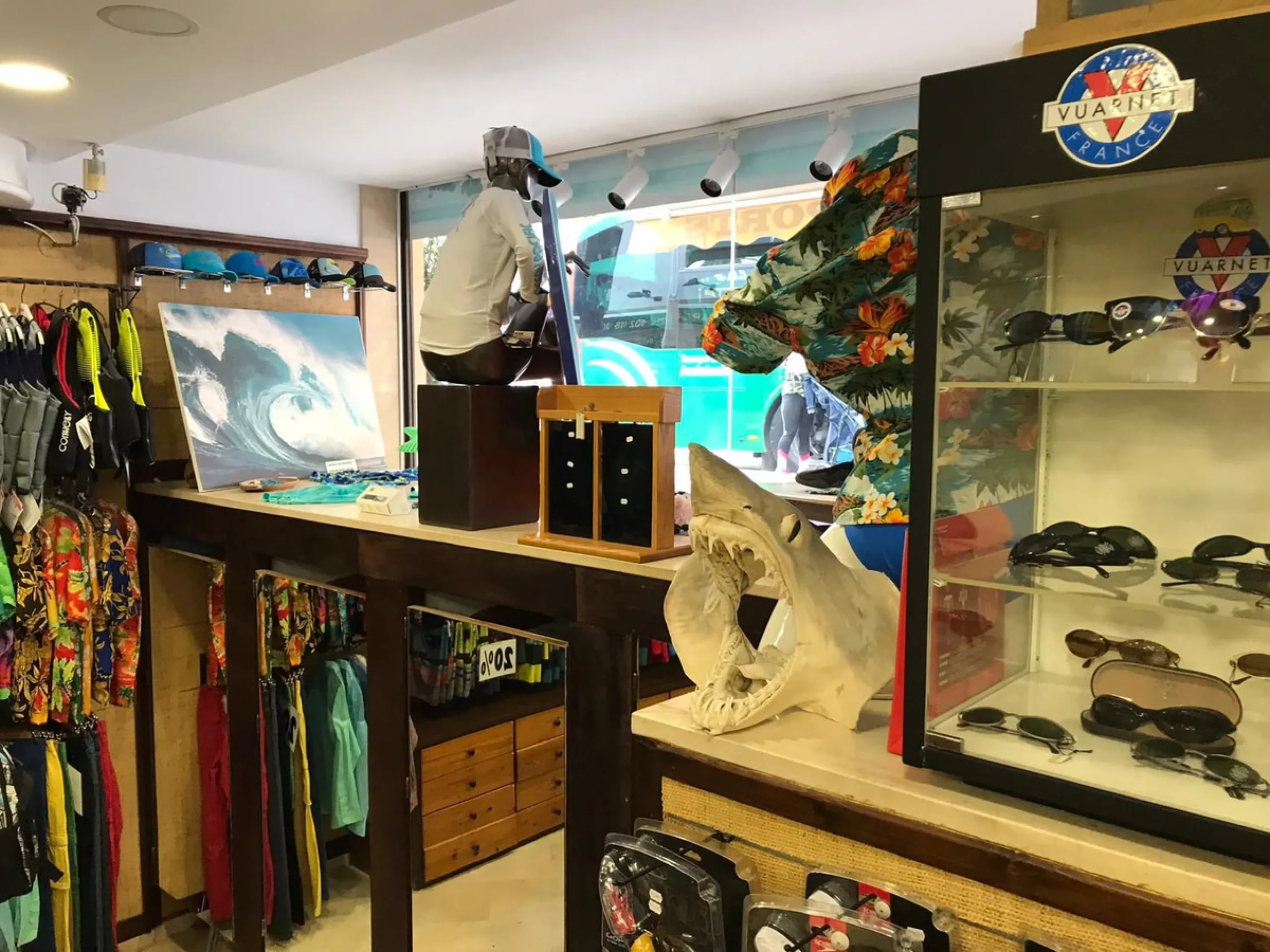 Commercial property for sale in one of the most central and busiest streets of Puerto Banús, just 20 meters from one of the main pedestrian entrances to the iconic port.