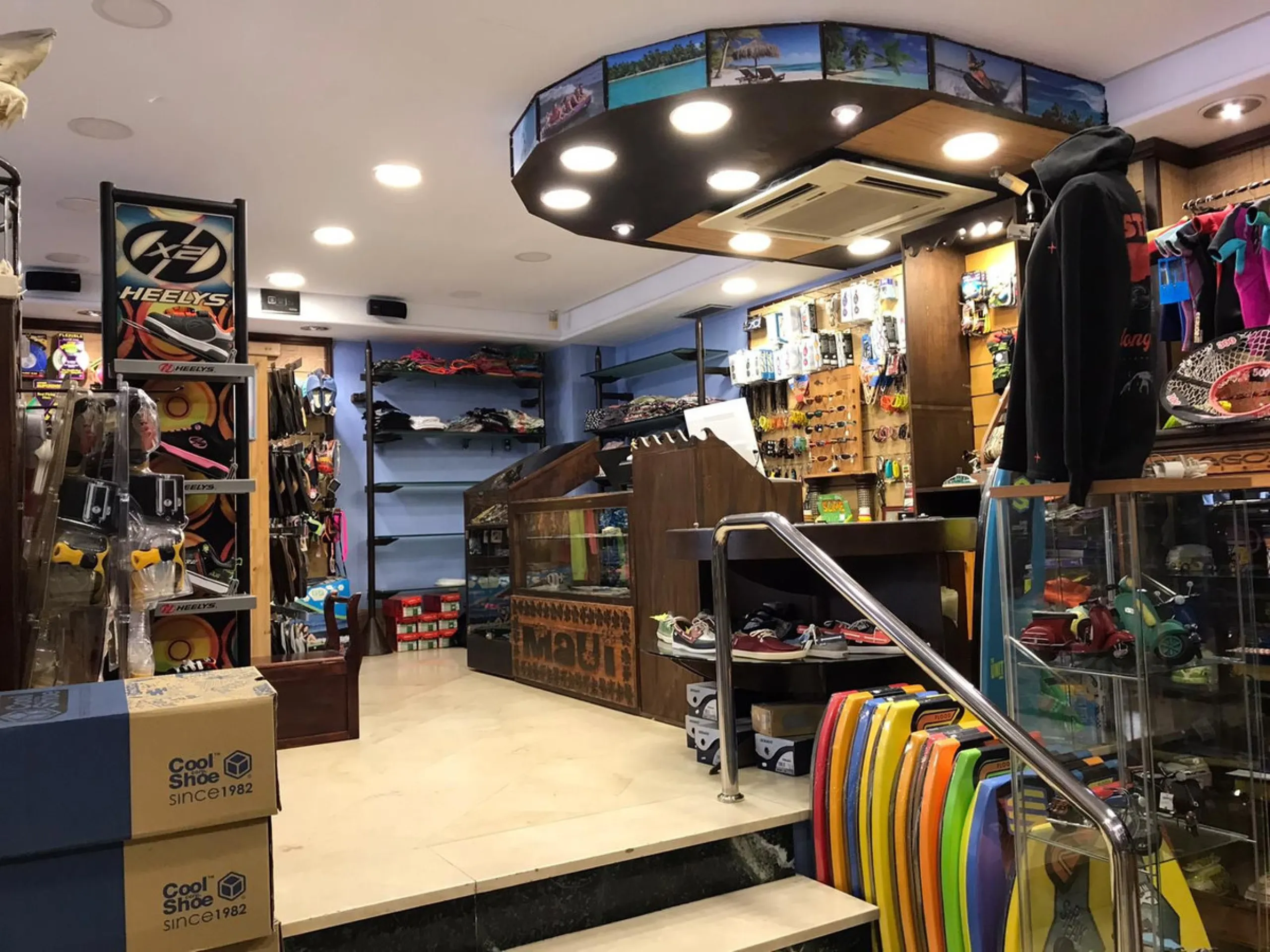 Commercial property for sale in one of the most central and busiest streets of Puerto Banús, just 20 meters from one of the main pedestrian entrances to the iconic port.
