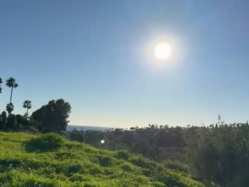 Plot in Elviria, one of Marbella's most sought-after areas, located near P de Áustria. This prime location offers tranquility and proximity to top-quality beaches, Santa Maria Golf, supermarkets, restaurants, and international schools like the German Scho