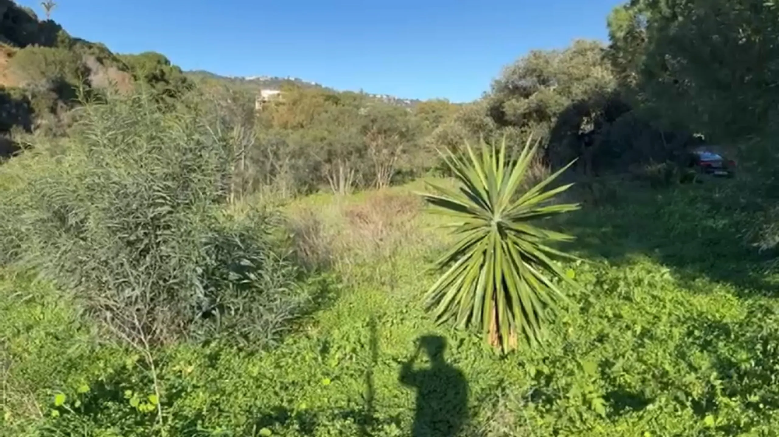 Plot in Elviria, one of Marbella's most sought-after areas, located near P de Áustria. This prime location offers tranquility and proximity to top-quality beaches, Santa Maria Golf, supermarkets, restaurants, and international schools like the German Scho