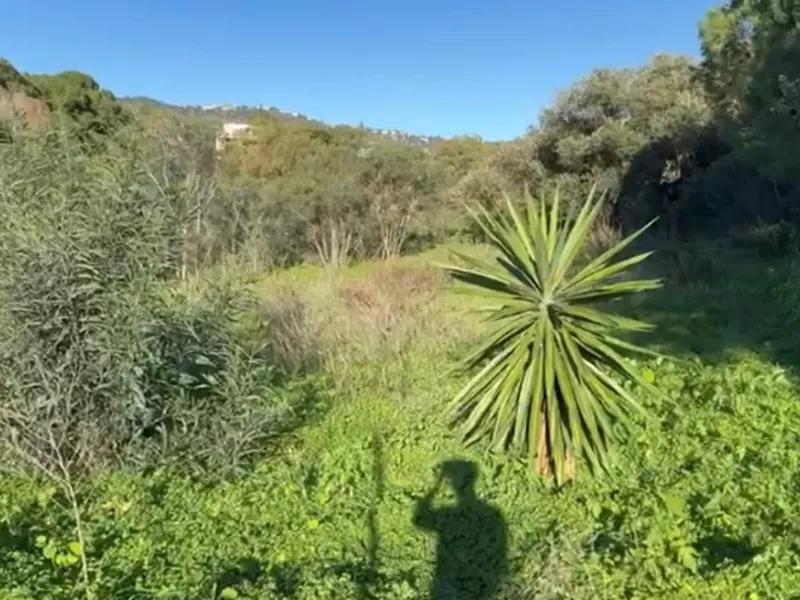 Plot in Elviria, one of Marbella's most sought-after areas, located near P de Áustria. This prime location offers tranquility and proximity to top-quality beaches, Santa Maria Golf, supermarkets, restaurants, and international schools like the German Scho