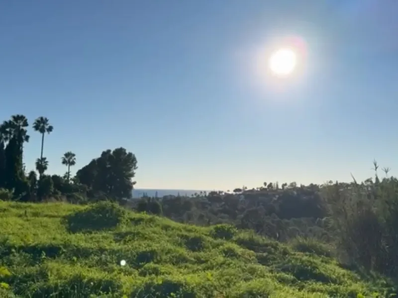 Plot in Elviria, one of Marbella's most sought-after areas, located near P de Áustria. This prime location offers tranquility and proximity to top-quality beaches, Santa Maria Golf, supermarkets, restaurants, and international schools like the German Scho
