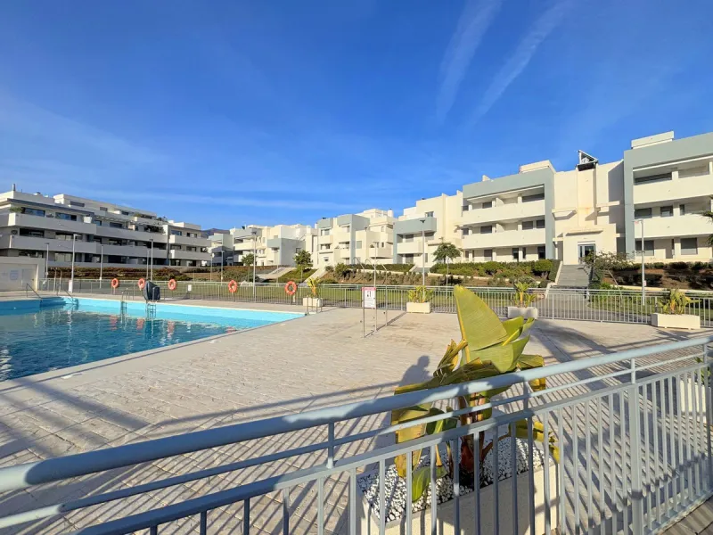 BRIGHT AND TRANQUIL PENTHOUSE WITH SEA VIEWS ON THE COSTA DEL SOL. This charming penthouse is located in an excellent area of Estepona, just 700 meters from the beach, allowing you to enjoy the sea and Mediterranean climate. Additionally, it is ideally si