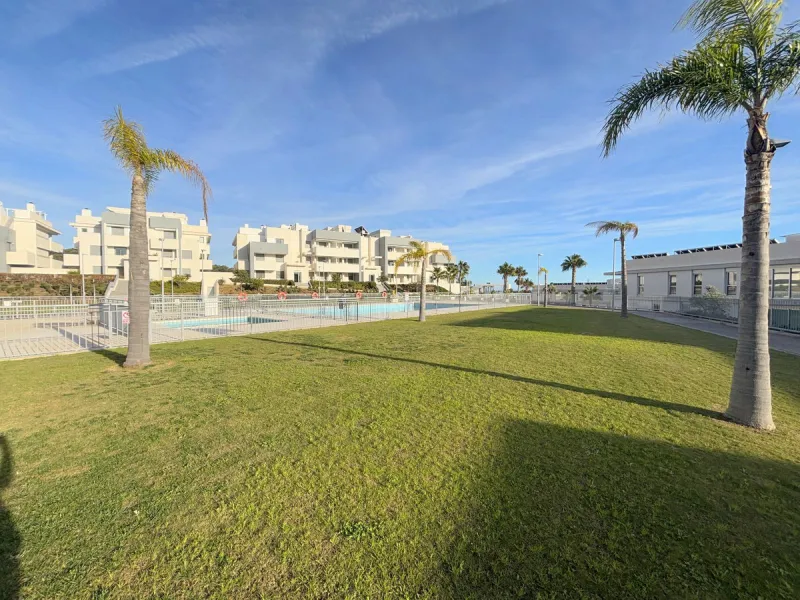 BRIGHT AND TRANQUIL PENTHOUSE WITH SEA VIEWS ON THE COSTA DEL SOL. This charming penthouse is located in an excellent area of Estepona, just 700 meters from the beach, allowing you to enjoy the sea and Mediterranean climate. Additionally, it is ideally si