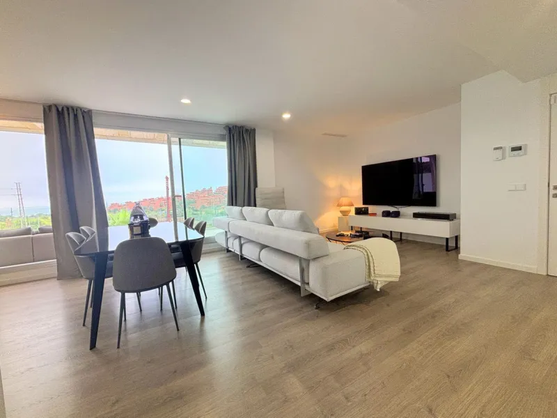BRIGHT AND TRANQUIL PENTHOUSE WITH SEA VIEWS ON THE COSTA DEL SOL. This charming penthouse is located in an excellent area of Estepona, just 700 meters from the beach, allowing you to enjoy the sea and Mediterranean climate. Additionally, it is ideally si