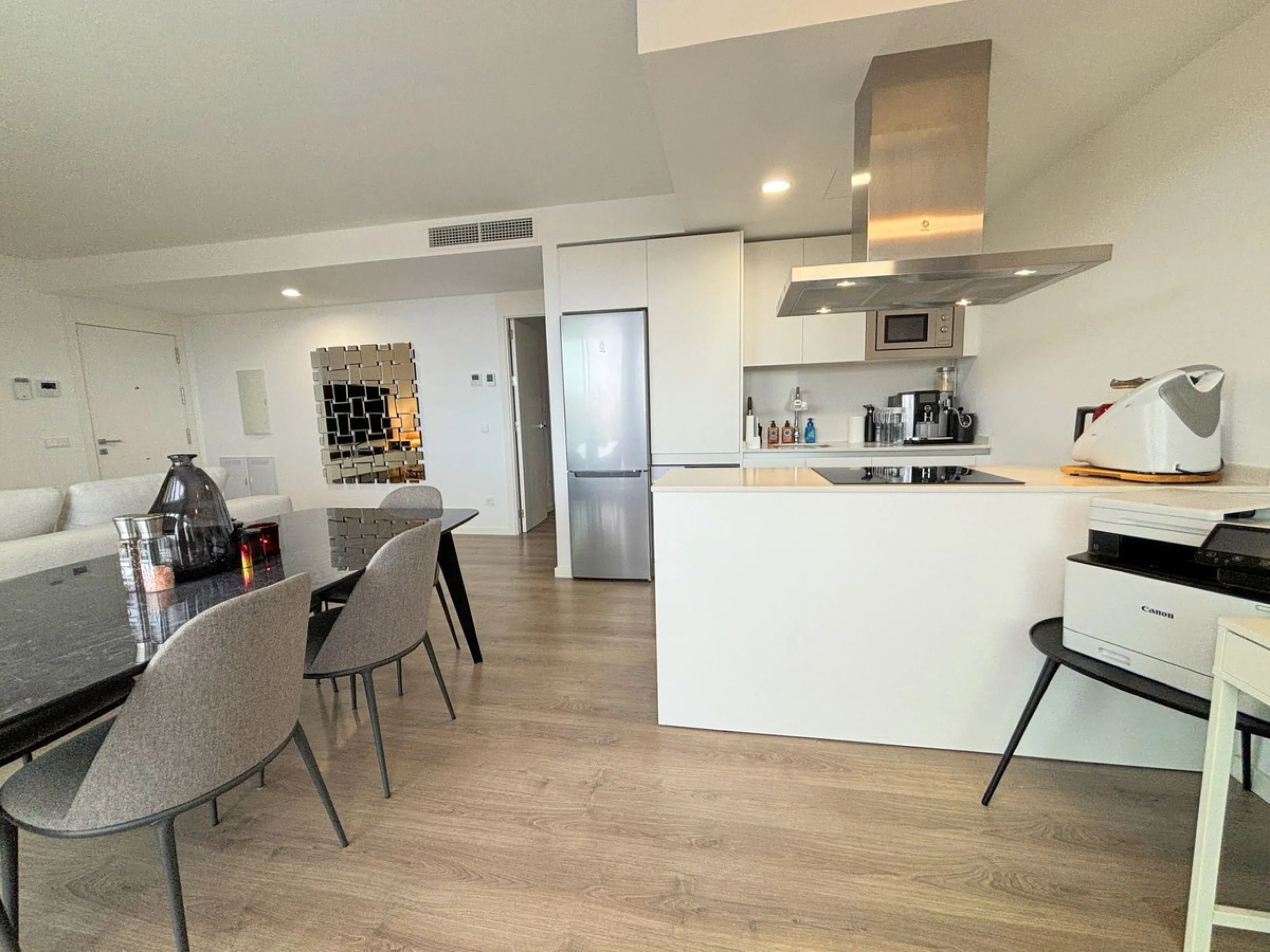 BRIGHT AND TRANQUIL PENTHOUSE WITH SEA VIEWS ON THE COSTA DEL SOL. This charming penthouse is located in an excellent area of Estepona, just 700 meters from the beach, allowing you to enjoy the sea and Mediterranean climate. Additionally, it is ideally si