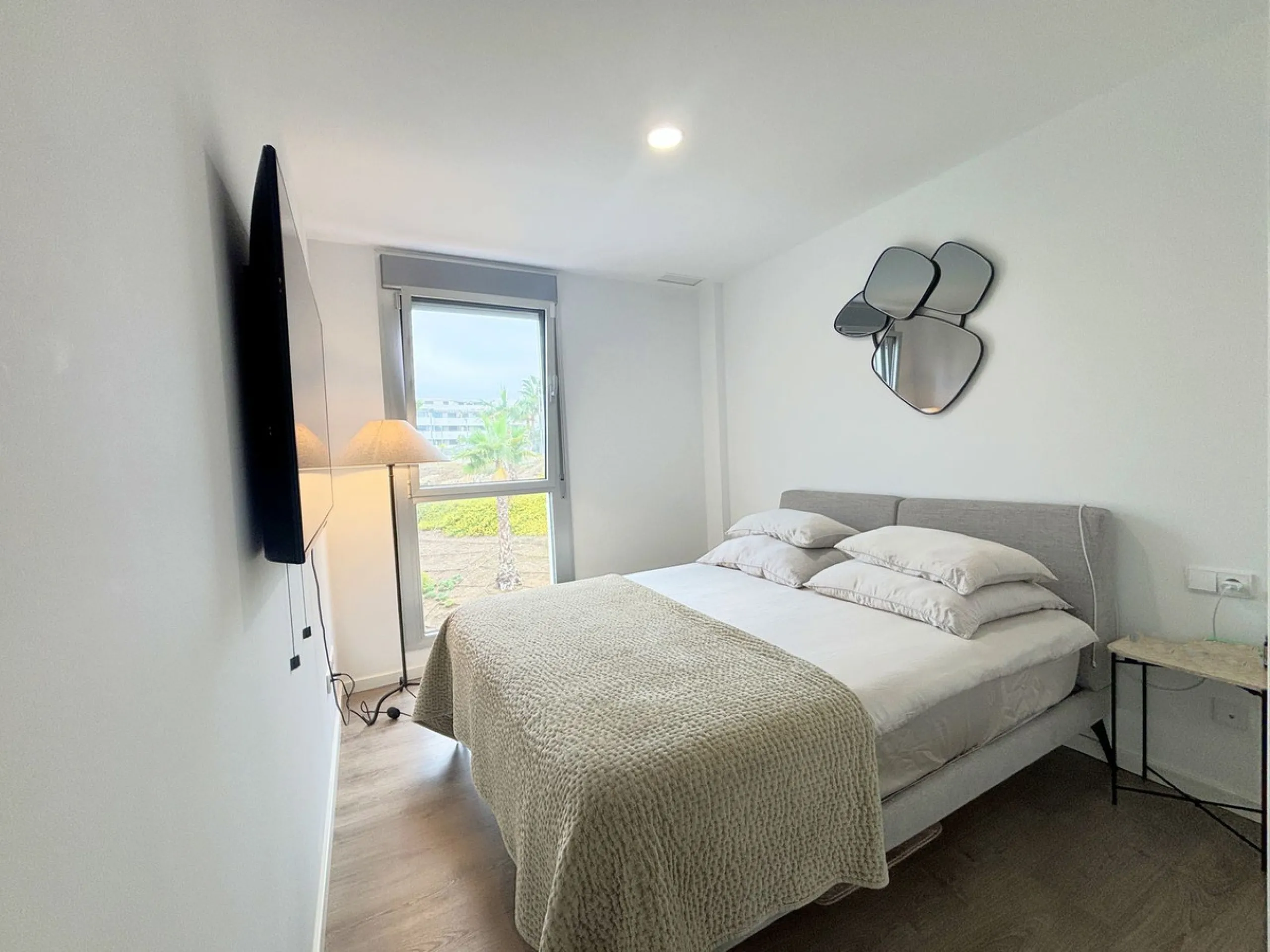 BRIGHT AND TRANQUIL PENTHOUSE WITH SEA VIEWS ON THE COSTA DEL SOL. This charming penthouse is located in an excellent area of Estepona, just 700 meters from the beach, allowing you to enjoy the sea and Mediterranean climate. Additionally, it is ideally si