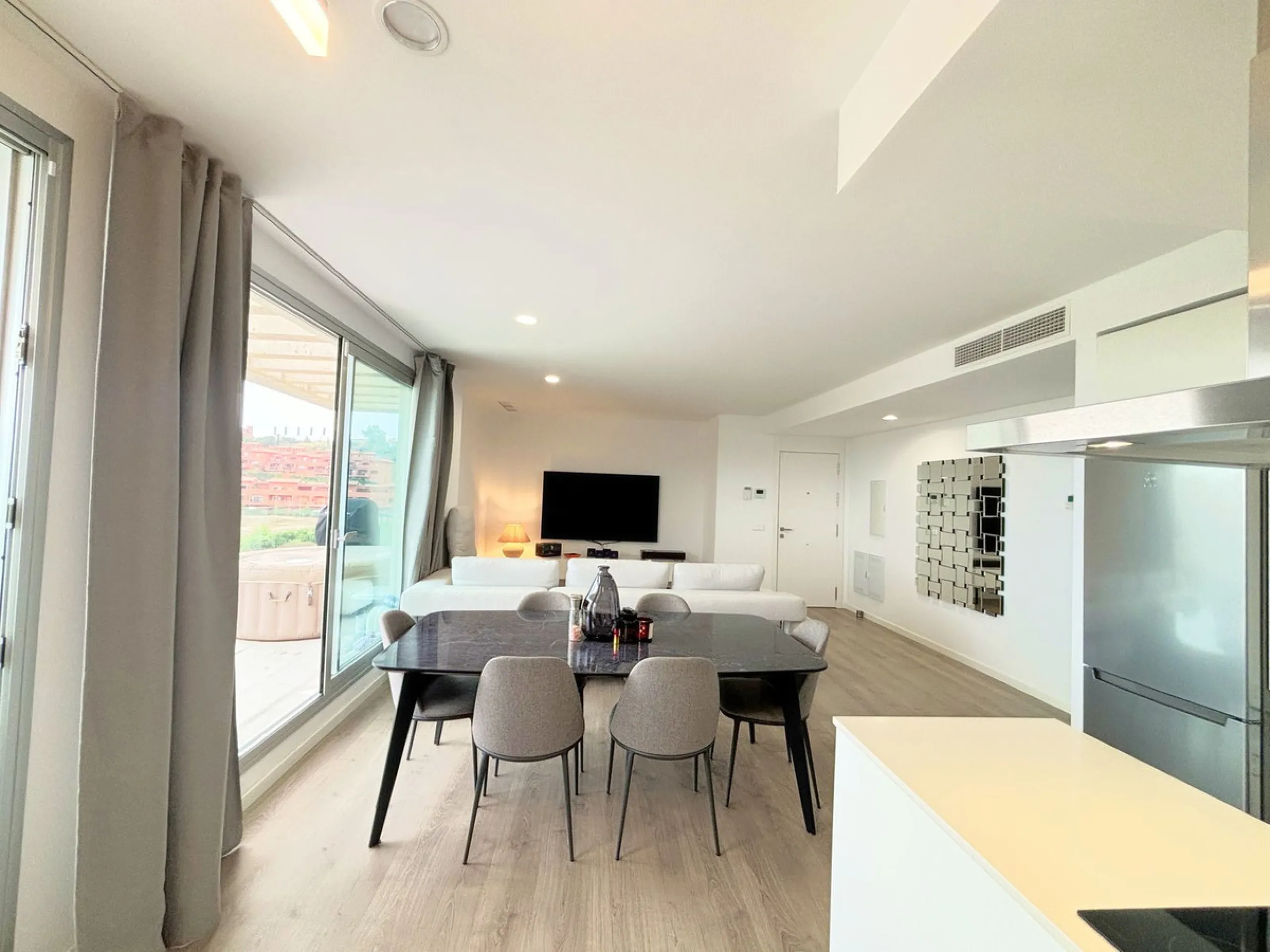 BRIGHT AND TRANQUIL PENTHOUSE WITH SEA VIEWS ON THE COSTA DEL SOL. This charming penthouse is located in an excellent area of Estepona, just 700 meters from the beach, allowing you to enjoy the sea and Mediterranean climate. Additionally, it is ideally si