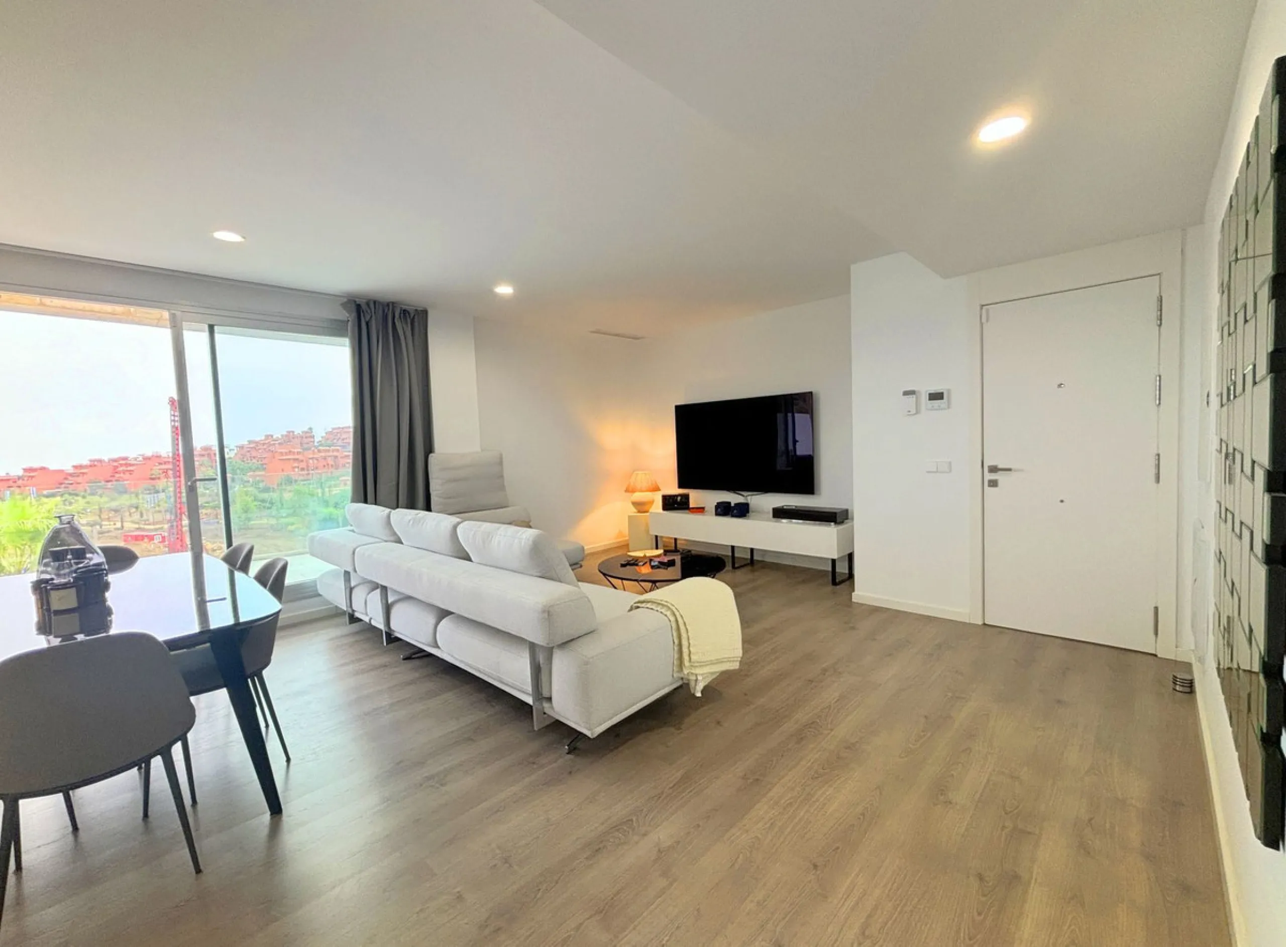 BRIGHT AND TRANQUIL PENTHOUSE WITH SEA VIEWS ON THE COSTA DEL SOL. This charming penthouse is located in an excellent area of Estepona, just 700 meters from the beach, allowing you to enjoy the sea and Mediterranean climate. Additionally, it is ideally si