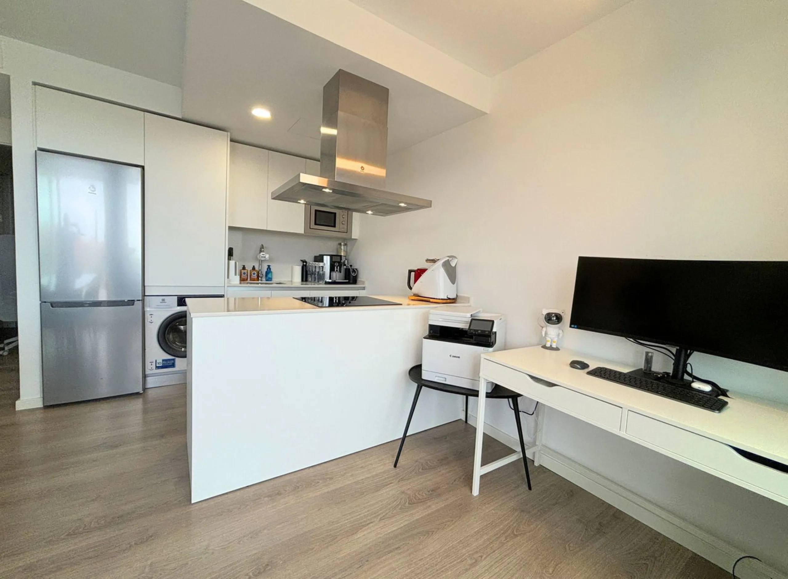 BRIGHT AND TRANQUIL PENTHOUSE WITH SEA VIEWS ON THE COSTA DEL SOL. This charming penthouse is located in an excellent area of Estepona, just 700 meters from the beach, allowing you to enjoy the sea and Mediterranean climate. Additionally, it is ideally si