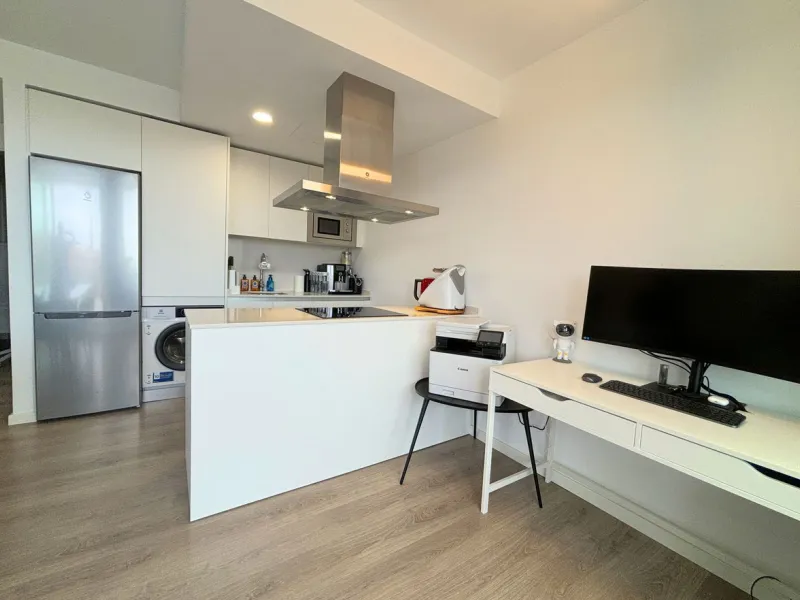 BRIGHT AND TRANQUIL PENTHOUSE WITH SEA VIEWS ON THE COSTA DEL SOL. This charming penthouse is located in an excellent area of Estepona, just 700 meters from the beach, allowing you to enjoy the sea and Mediterranean climate. Additionally, it is ideally si