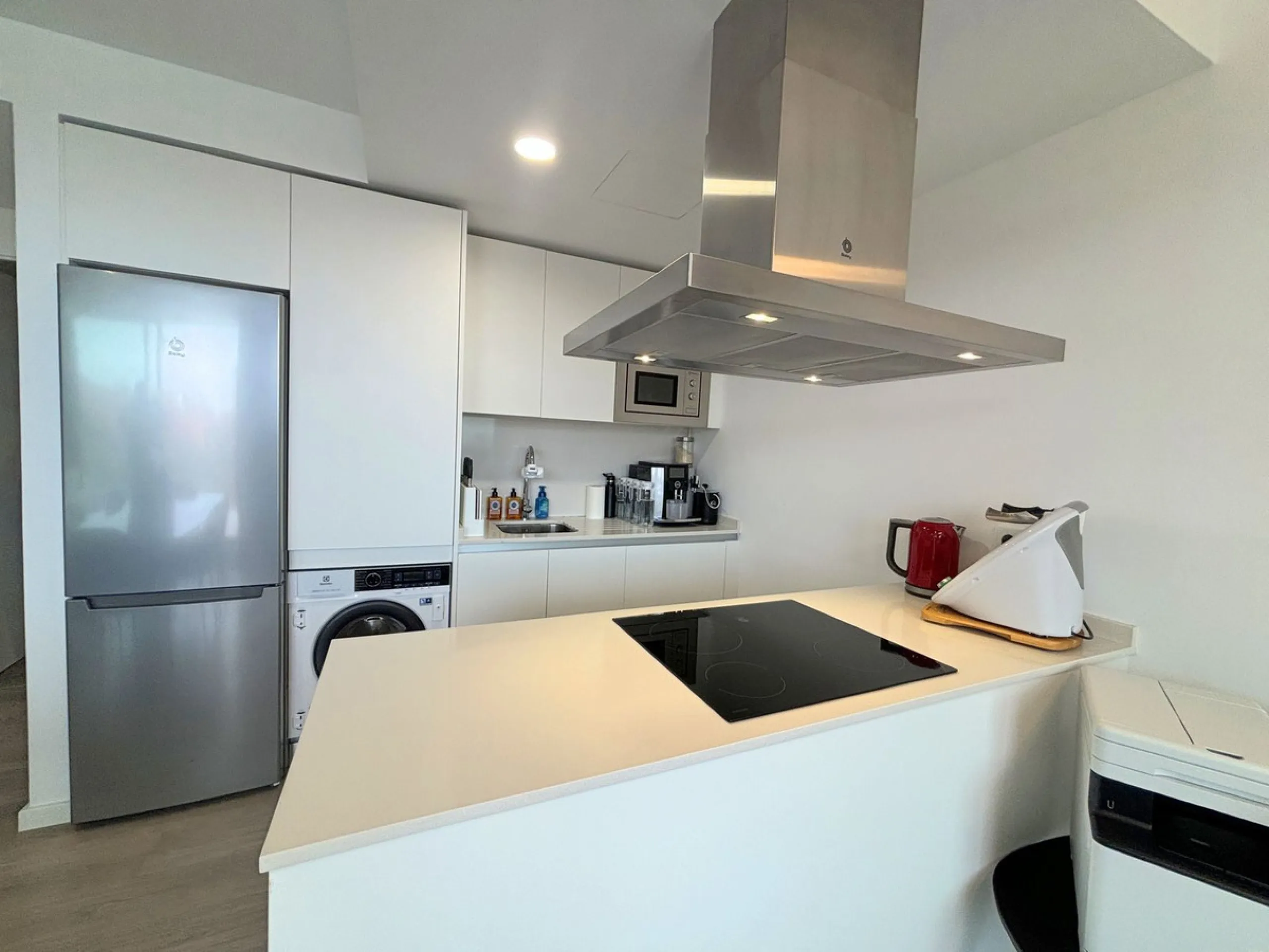 BRIGHT AND TRANQUIL PENTHOUSE WITH SEA VIEWS ON THE COSTA DEL SOL. This charming penthouse is located in an excellent area of Estepona, just 700 meters from the beach, allowing you to enjoy the sea and Mediterranean climate. Additionally, it is ideally si