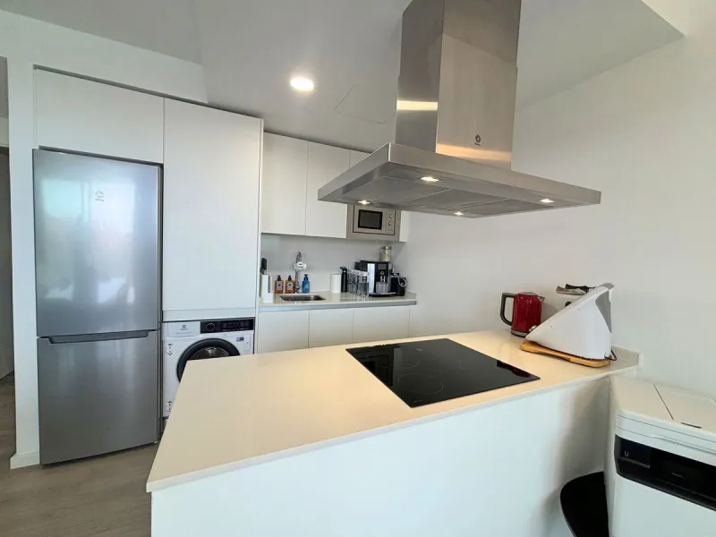 BRIGHT AND TRANQUIL PENTHOUSE WITH SEA VIEWS ON THE COSTA DEL SOL. This charming penthouse is located in an excellent area of Estepona, just 700 meters from the beach, allowing you to enjoy the sea and Mediterranean climate. Additionally, it is ideally si