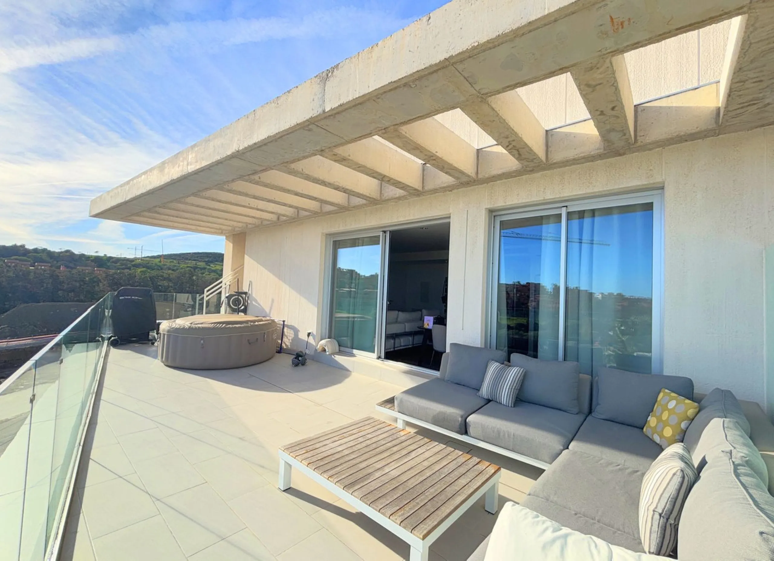 BRIGHT AND TRANQUIL PENTHOUSE WITH SEA VIEWS ON THE COSTA DEL SOL. This charming penthouse is located in an excellent area of Estepona, just 700 meters from the beach, allowing you to enjoy the sea and Mediterranean climate. Additionally, it is ideally si