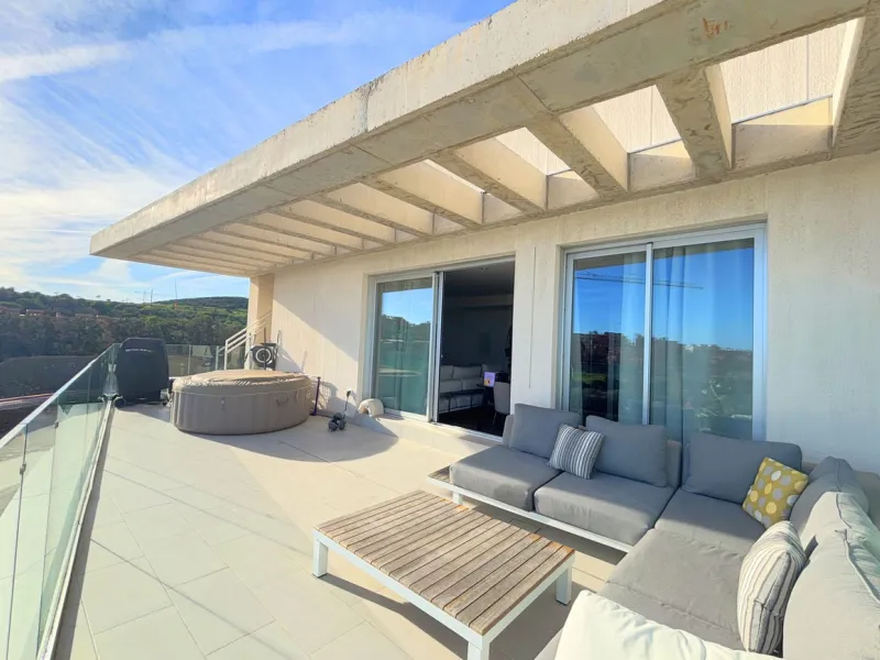 BRIGHT AND TRANQUIL PENTHOUSE WITH SEA VIEWS ON THE COSTA DEL SOL. This charming penthouse is located in an excellent area of Estepona, just 700 meters from the beach, allowing you to enjoy the sea and Mediterranean climate. Additionally, it is ideally si