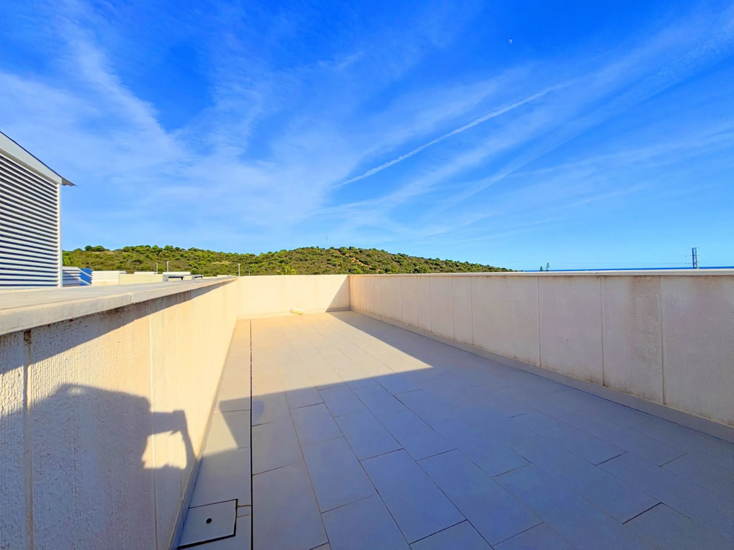BRIGHT AND TRANQUIL PENTHOUSE WITH SEA VIEWS ON THE COSTA DEL SOL. This charming penthouse is located in an excellent area of Estepona, just 700 meters from the beach, allowing you to enjoy the sea and Mediterranean climate. Additionally, it is ideally si