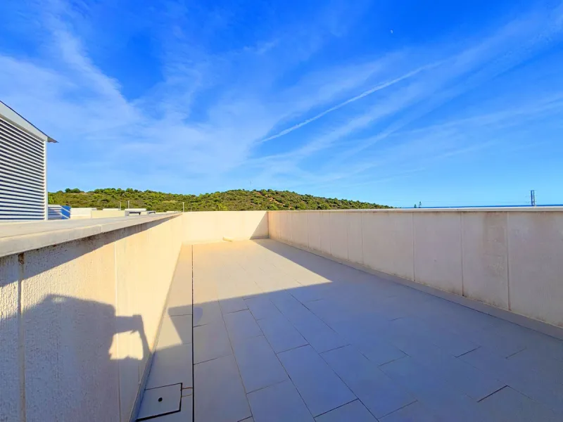 BRIGHT AND TRANQUIL PENTHOUSE WITH SEA VIEWS ON THE COSTA DEL SOL. This charming penthouse is located in an excellent area of Estepona, just 700 meters from the beach, allowing you to enjoy the sea and Mediterranean climate. Additionally, it is ideally si