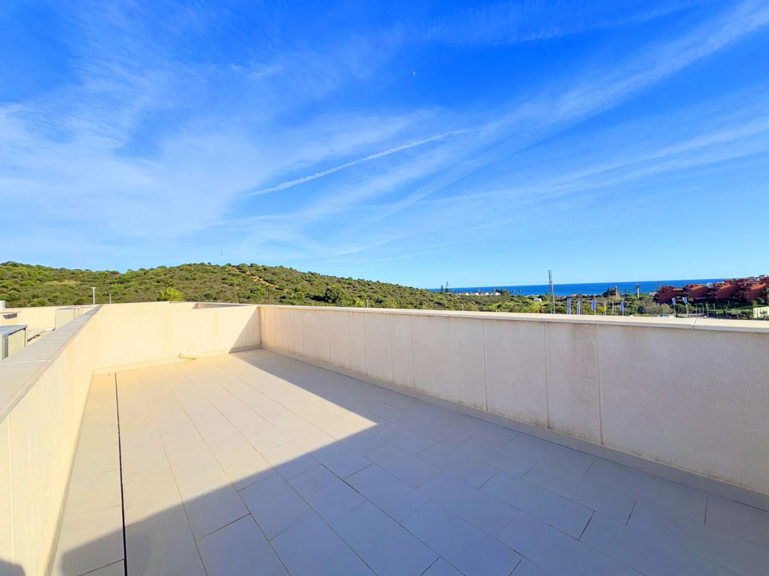 BRIGHT AND TRANQUIL PENTHOUSE WITH SEA VIEWS ON THE COSTA DEL SOL. This charming penthouse is located in an excellent area of Estepona, just 700 meters from the beach, allowing you to enjoy the sea and Mediterranean climate. Additionally, it is ideally si