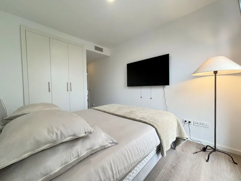 BRIGHT AND TRANQUIL PENTHOUSE WITH SEA VIEWS ON THE COSTA DEL SOL. This charming penthouse is located in an excellent area of Estepona, just 700 meters from the beach, allowing you to enjoy the sea and Mediterranean climate. Additionally, it is ideally si