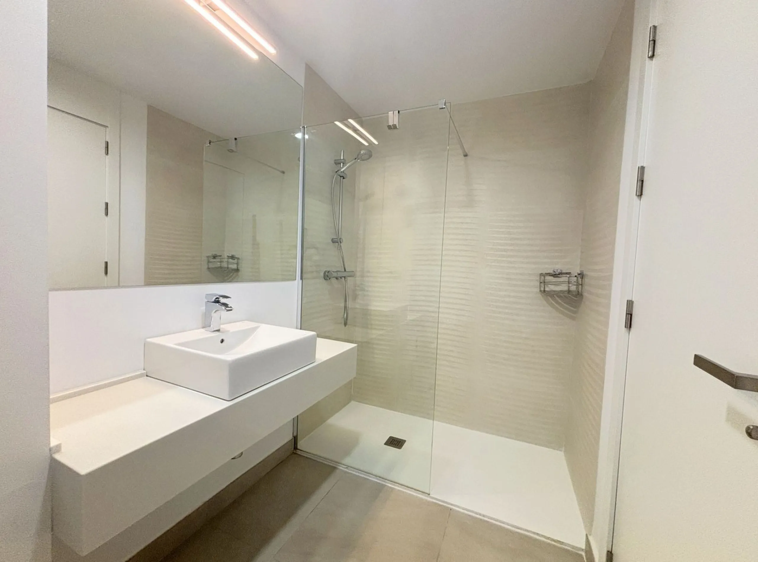 BRIGHT AND TRANQUIL PENTHOUSE WITH SEA VIEWS ON THE COSTA DEL SOL. This charming penthouse is located in an excellent area of Estepona, just 700 meters from the beach, allowing you to enjoy the sea and Mediterranean climate. Additionally, it is ideally si