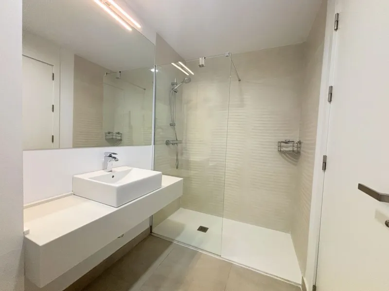 BRIGHT AND TRANQUIL PENTHOUSE WITH SEA VIEWS ON THE COSTA DEL SOL. This charming penthouse is located in an excellent area of Estepona, just 700 meters from the beach, allowing you to enjoy the sea and Mediterranean climate. Additionally, it is ideally si