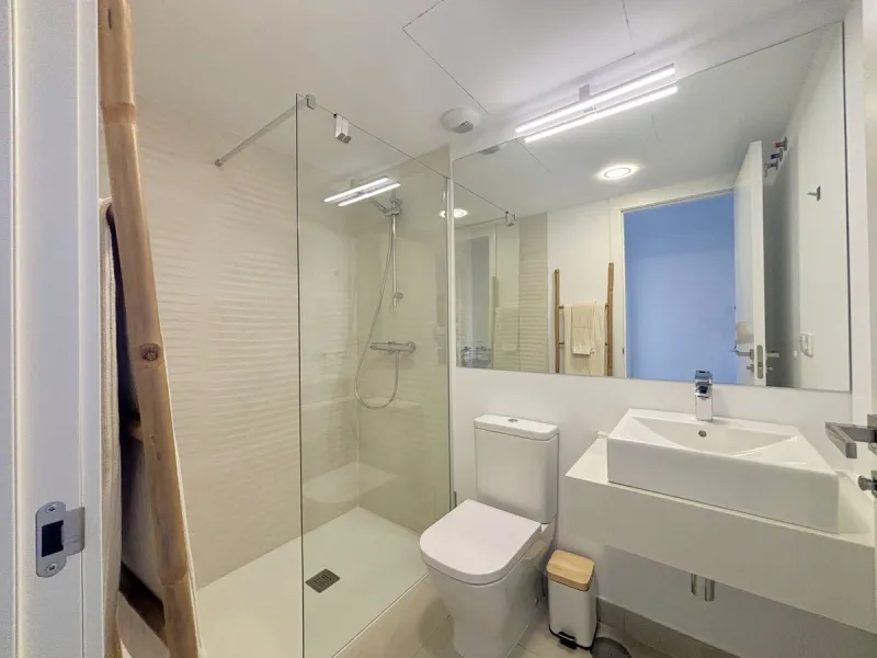 BRIGHT AND TRANQUIL PENTHOUSE WITH SEA VIEWS ON THE COSTA DEL SOL. This charming penthouse is located in an excellent area of Estepona, just 700 meters from the beach, allowing you to enjoy the sea and Mediterranean climate. Additionally, it is ideally si