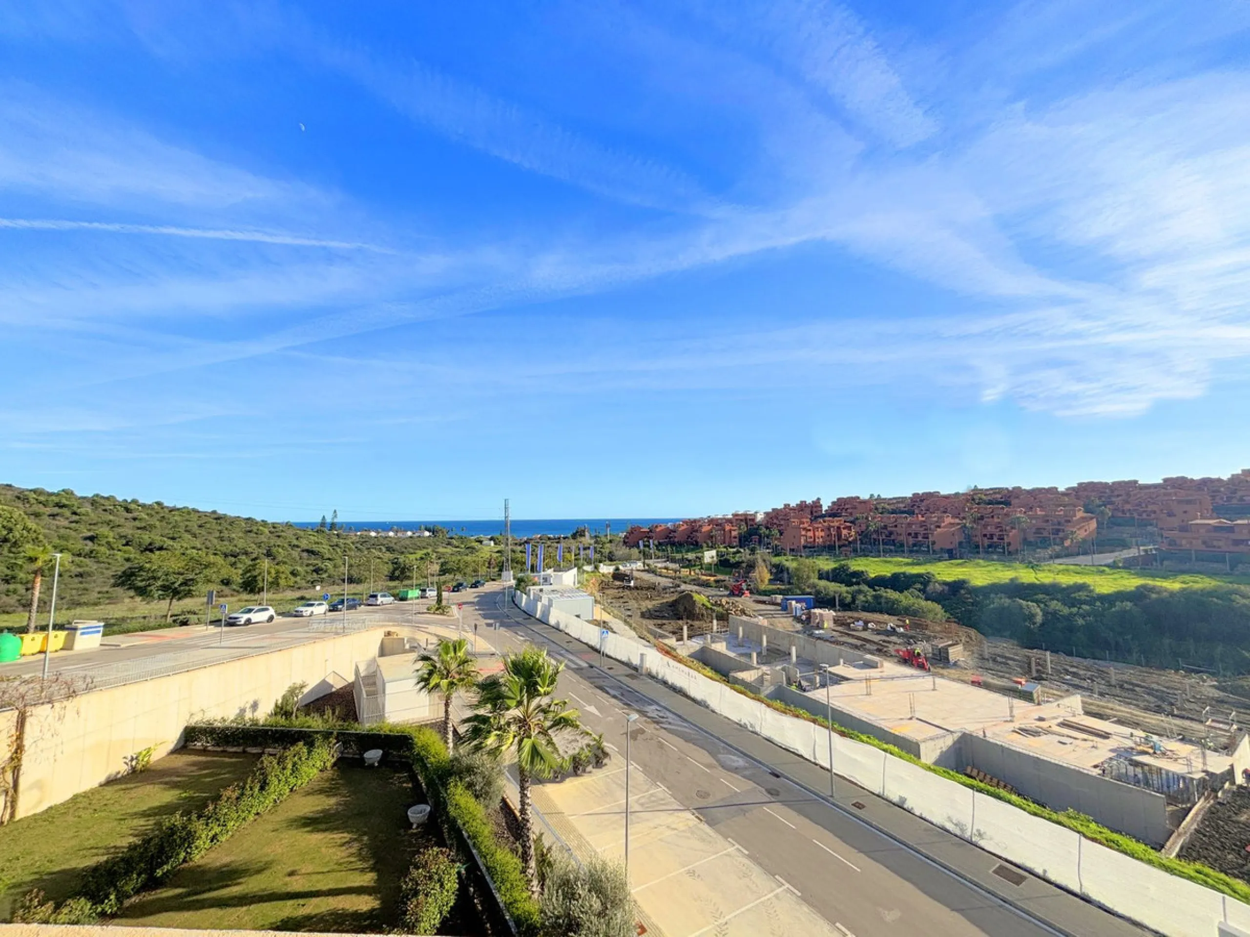 BRIGHT AND TRANQUIL PENTHOUSE WITH SEA VIEWS ON THE COSTA DEL SOL. This charming penthouse is located in an excellent area of Estepona, just 700 meters from the beach, allowing you to enjoy the sea and Mediterranean climate. Additionally, it is ideally si