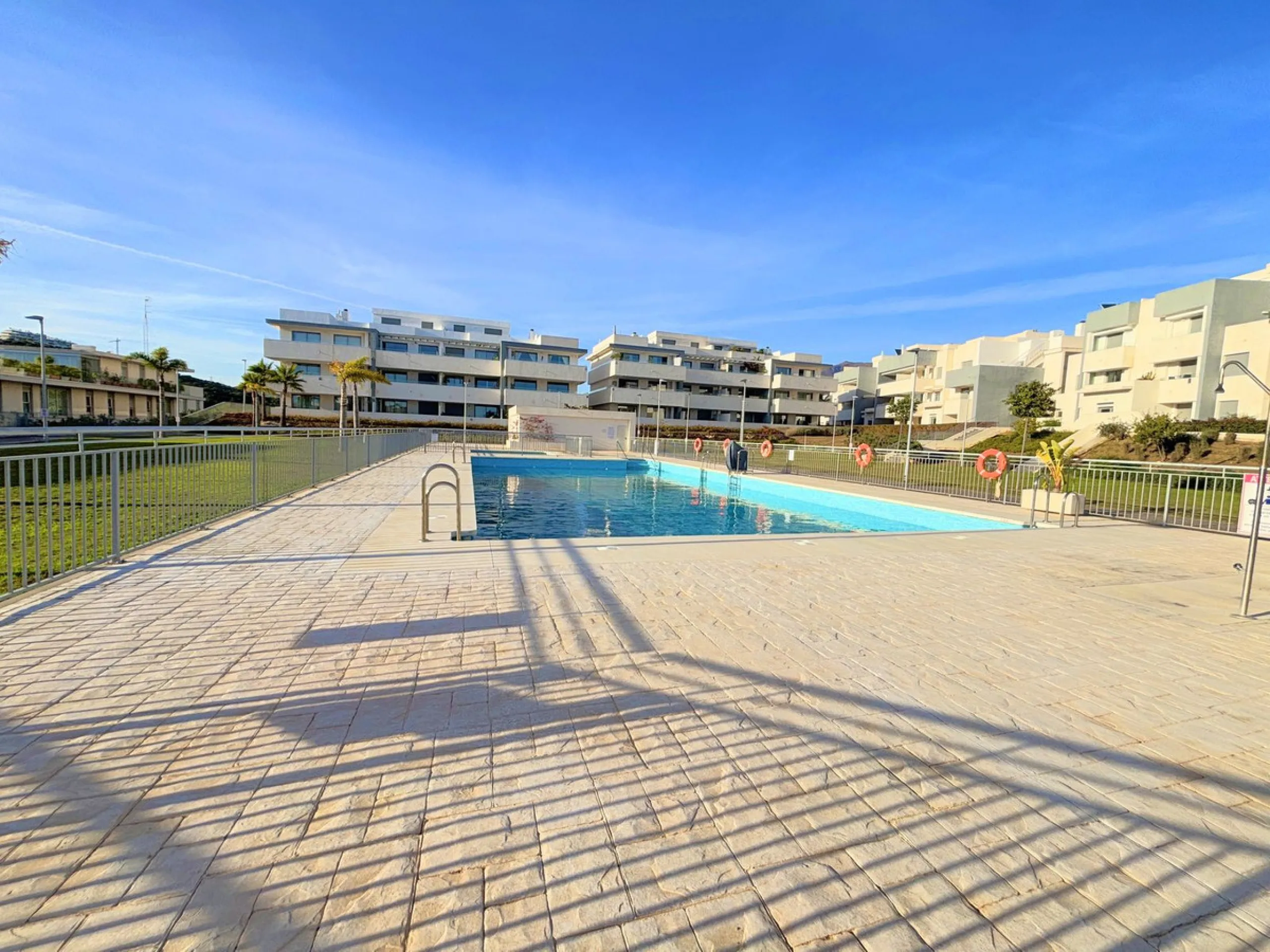 BRIGHT AND TRANQUIL PENTHOUSE WITH SEA VIEWS ON THE COSTA DEL SOL. This charming penthouse is located in an excellent area of Estepona, just 700 meters from the beach, allowing you to enjoy the sea and Mediterranean climate. Additionally, it is ideally si