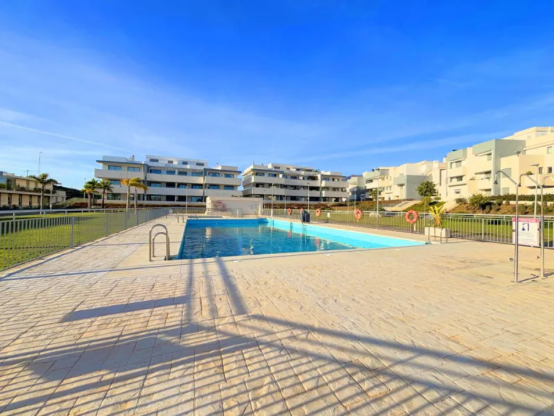 BRIGHT AND TRANQUIL PENTHOUSE WITH SEA VIEWS ON THE COSTA DEL SOL. This charming penthouse is located in an excellent area of Estepona, just 700 meters from the beach, allowing you to enjoy the sea and Mediterranean climate. Additionally, it is ideally si