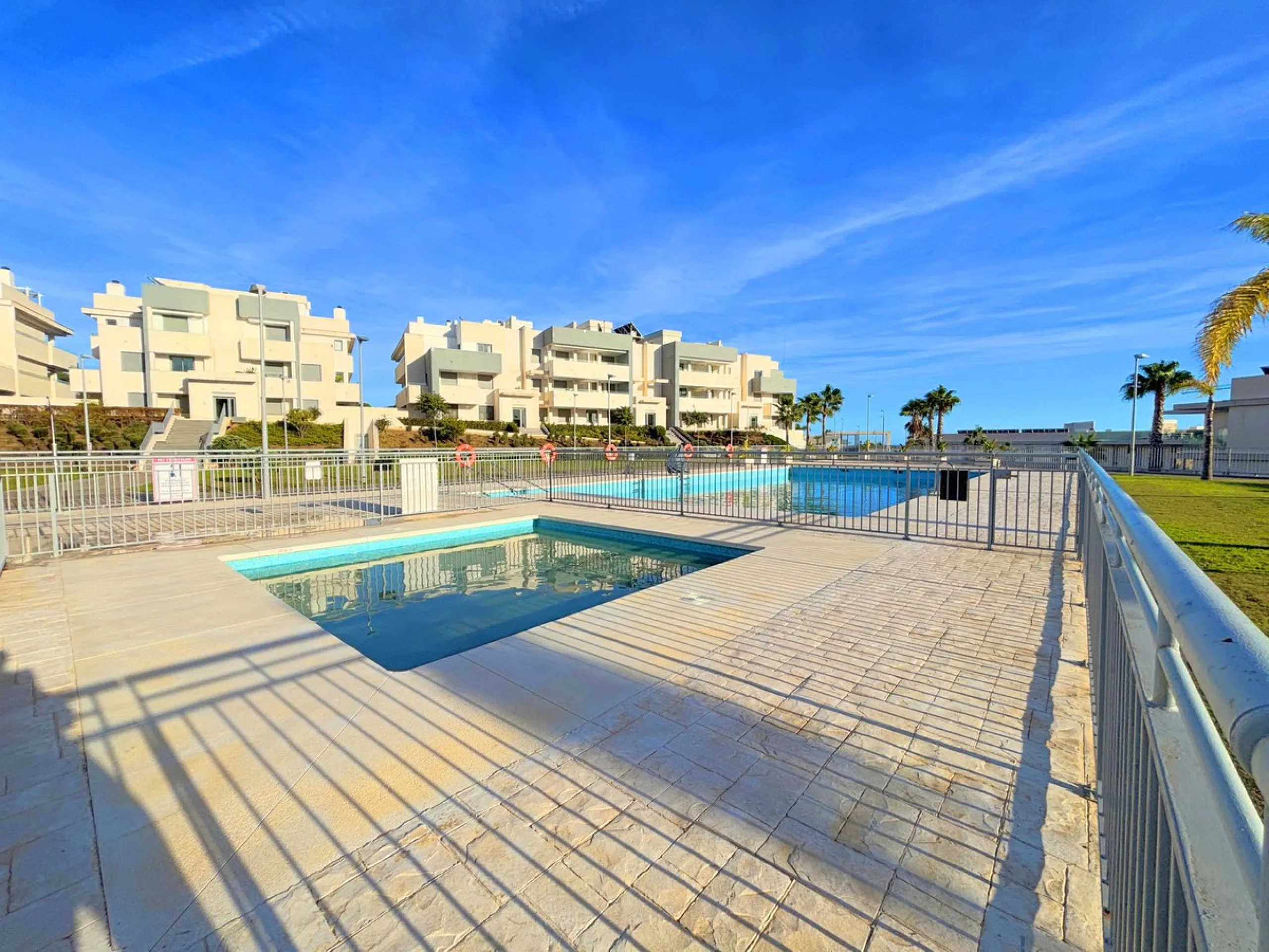 BRIGHT AND TRANQUIL PENTHOUSE WITH SEA VIEWS ON THE COSTA DEL SOL. This charming penthouse is located in an excellent area of Estepona, just 700 meters from the beach, allowing you to enjoy the sea and Mediterranean climate. Additionally, it is ideally si